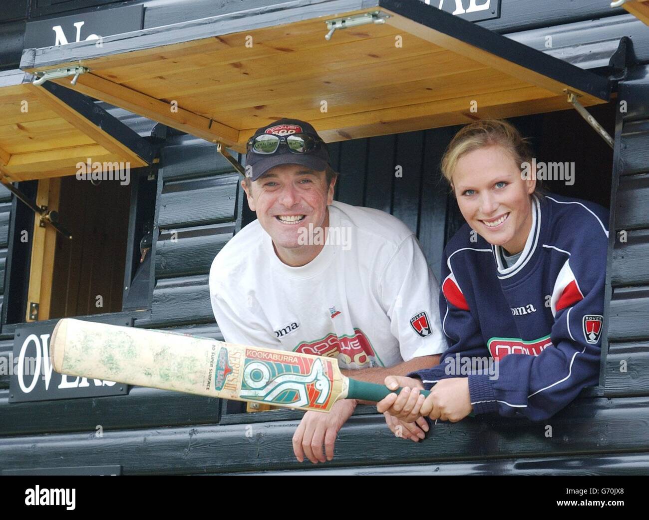 Zara Phillips schließt sich dem ehemaligen englischen Cricketspieler Phil Tufnell im Evesham Cricket Club an, bevor er auf der 16 Meilen langen Strecke von Evesham nach Worcester seinen 500 Meilen langen Spaziergang macht, um 250,000 für MacMillian Cancer Relief zu erhöhen. Die 22-jährige Enkelin der Königin war mit dem „I'm A Celebrity Get Me Out of Here!“ Sieger am elften Tag der 28-tägigen Reise, die am 16. Mai begann und am 12. Juni auf Nottinghams Cricket-Platz Trent Bridge enden soll, um das Finale der englischen Testserie gegen Neuseeland zu gewinnen. Stockfoto