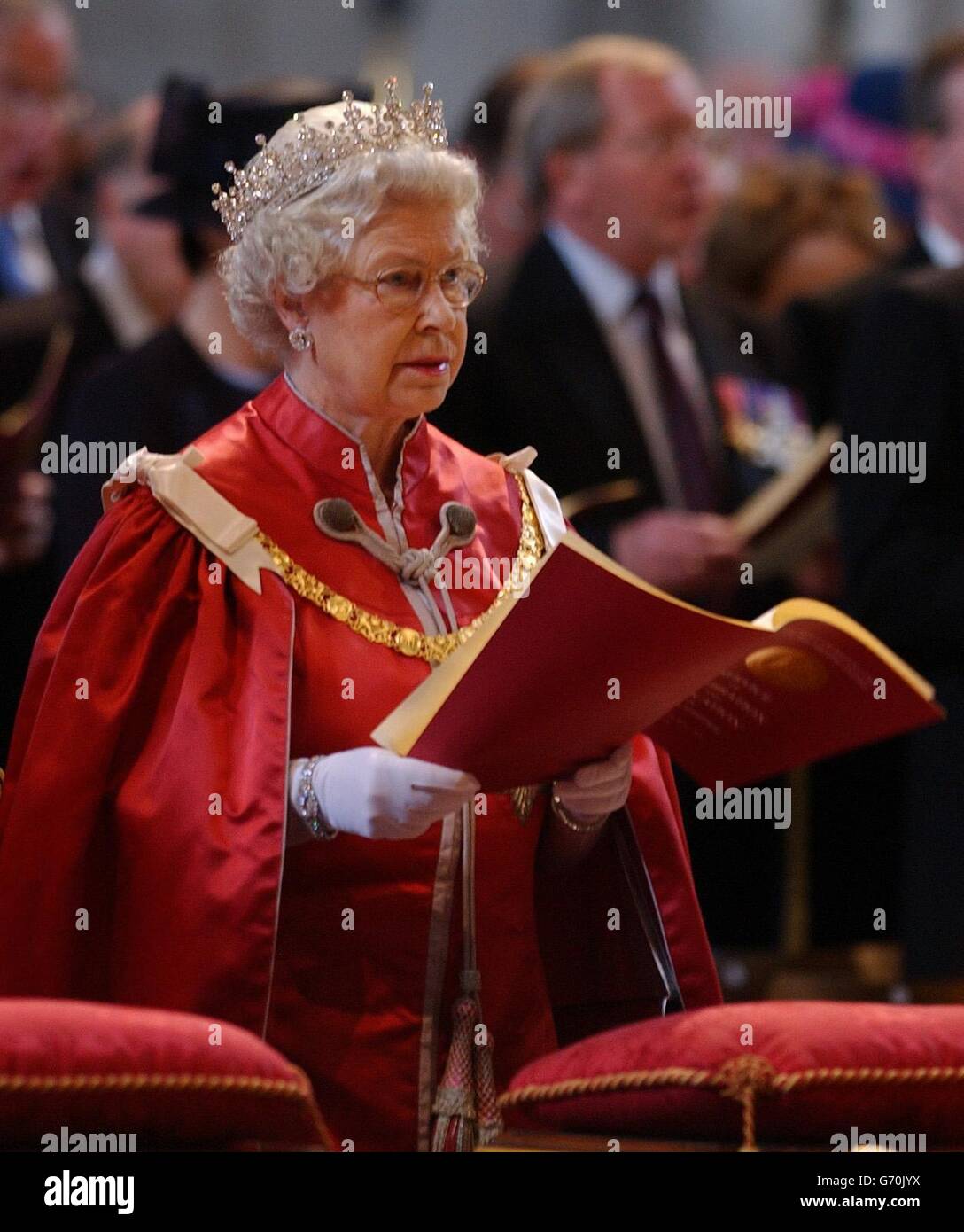 Queen Elizabeth II. Bei einem Gottesdienst für den Order of the British Empire in der St. Paul's Cathedral im Zentrum von London. Die Veranstaltung, bei der rund 2,500 Träger von KBE-, CBE-, MBE- oder OBE-Medaillen anwesend sind, findet alle vier Jahre statt, wobei die Königin als Souverän des Order of the British Empire nur alle acht Jahre anwesend ist. Stockfoto