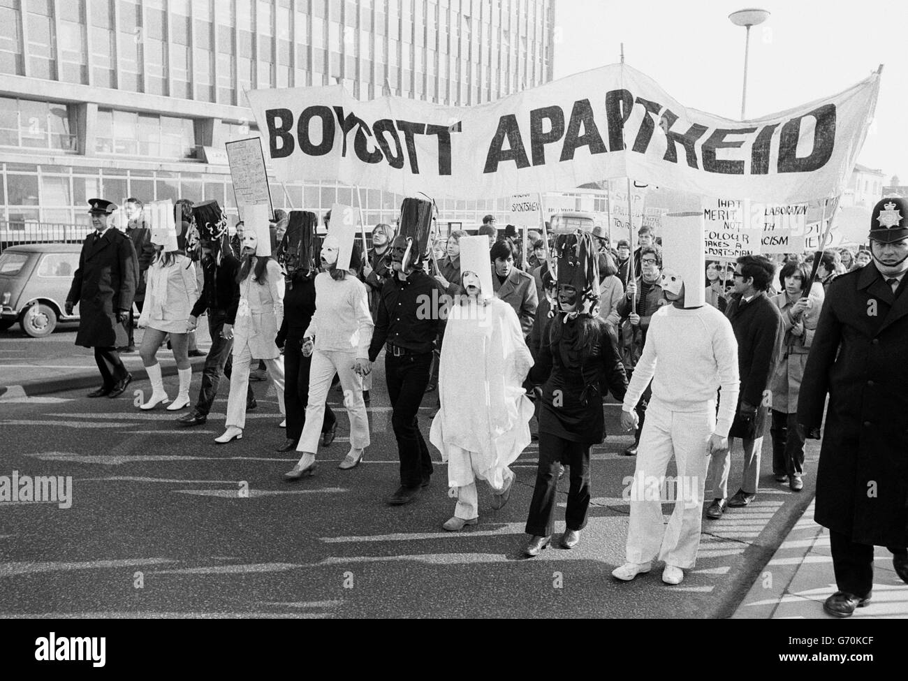 Anti-Apartheid-Demonstranten vor Twickenham auf dem kilometerlangen marsch zu Boden, wo die Barbaren Südafrika spielen. Stockfoto