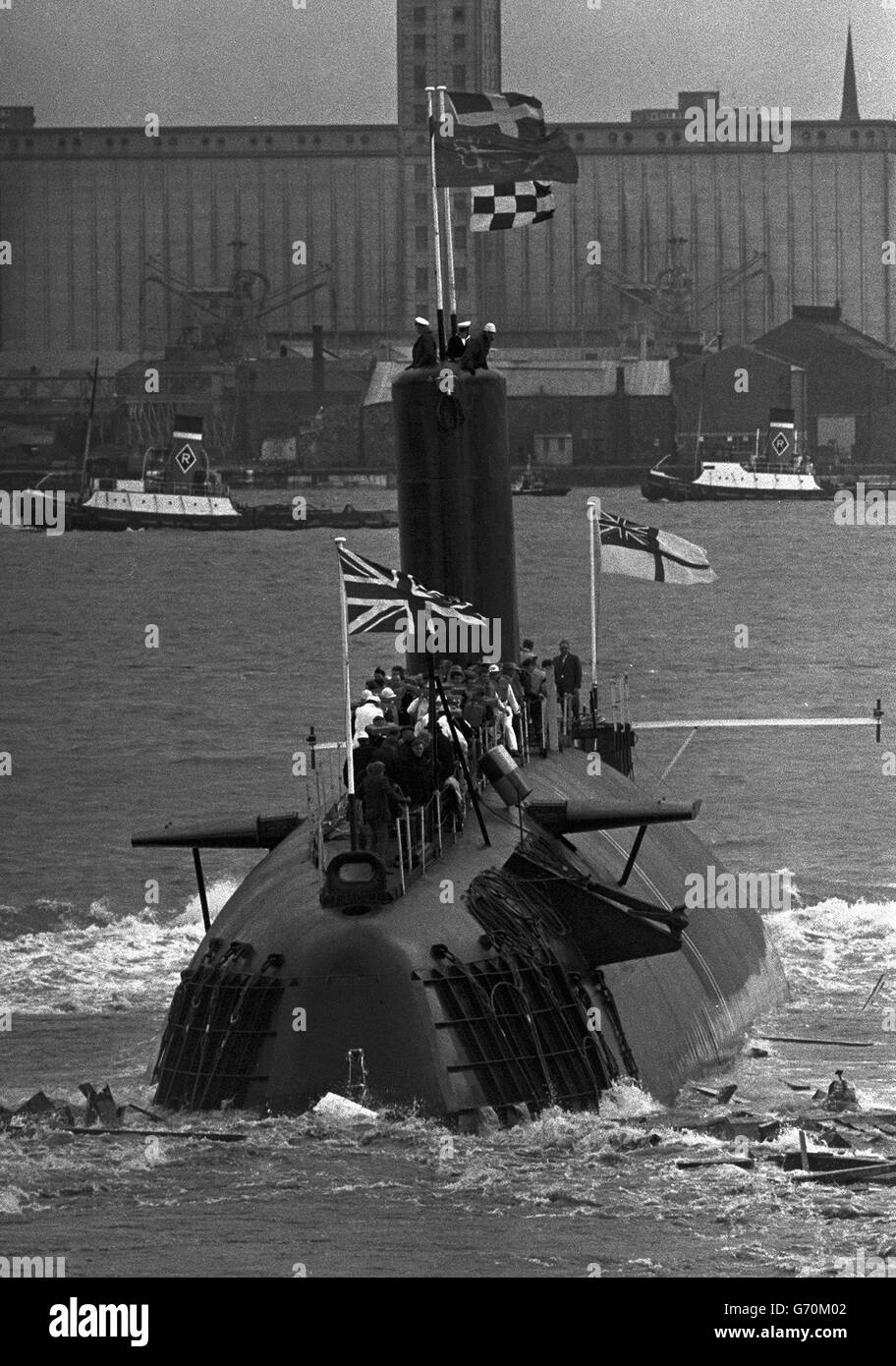 Das 3,500-Tonnen-Atom-U-Boot „HMS Conqueror“ der Royal Navy, das bei ihrem Start auf Cammell Lairds Werft, Birkenhead, ins Wasser gelangt. Sie wurde von Lady McGeoch, Frau des Vizeadmiral Sir Ian McGeoch, Flag Officer, Schottland und Northern Island, benannt. Die Hauptaufgabe des Eroberers besteht darin, feindliche U-Boote zu jagen und zu zerstören. Stockfoto