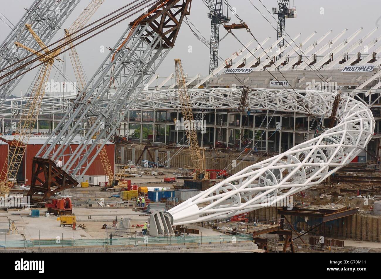 Der 133 Meter hohe Arch des Wembley Stadions beginnt seinen Aufstieg in die Londoner Skyline im Nordwesten Londons. Der Arch, ein Meilenstein beim Bau des neuen Stadions, wird bis zu sechs Wochen in Anspruch nehmen. Im September 2002 begannen die Arbeiten an dem Projekt, als Krane das berühmte alte Stadion niederreißen, um den Weg für das hochmoderne "Venue of Legends" mit 90,000 Sitzplätzen zu ebnen, das die Heimat des FA Cup Finals und der England Senior Internationals sein wird. Stockfoto