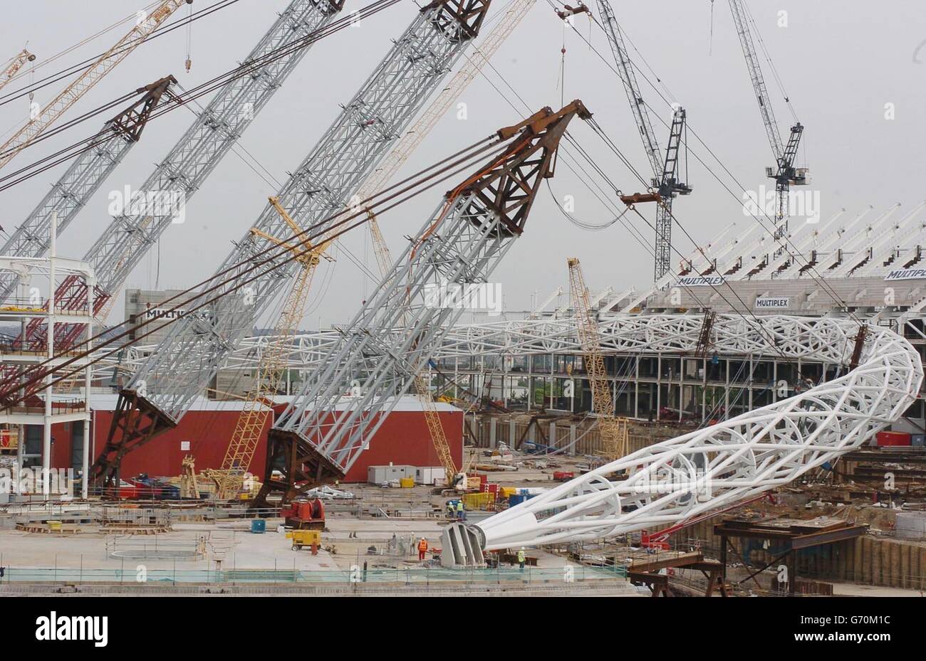 Der 133 Meter hohe Arch des Wembley Stadions beginnt seinen Aufstieg in die Londoner Skyline im Nordwesten Londons. Der Arch, ein Meilenstein beim Bau des neuen Stadions, wird bis zu sechs Wochen in Anspruch nehmen. Im September 2002 begannen die Arbeiten an dem Projekt, als Krane das berühmte alte Stadion niederreißen, um den Weg für das hochmoderne "Venue of Legends" mit 90,000 Sitzplätzen zu ebnen, das die Heimat des FA Cup Finals und der England Senior Internationals sein wird. Stockfoto