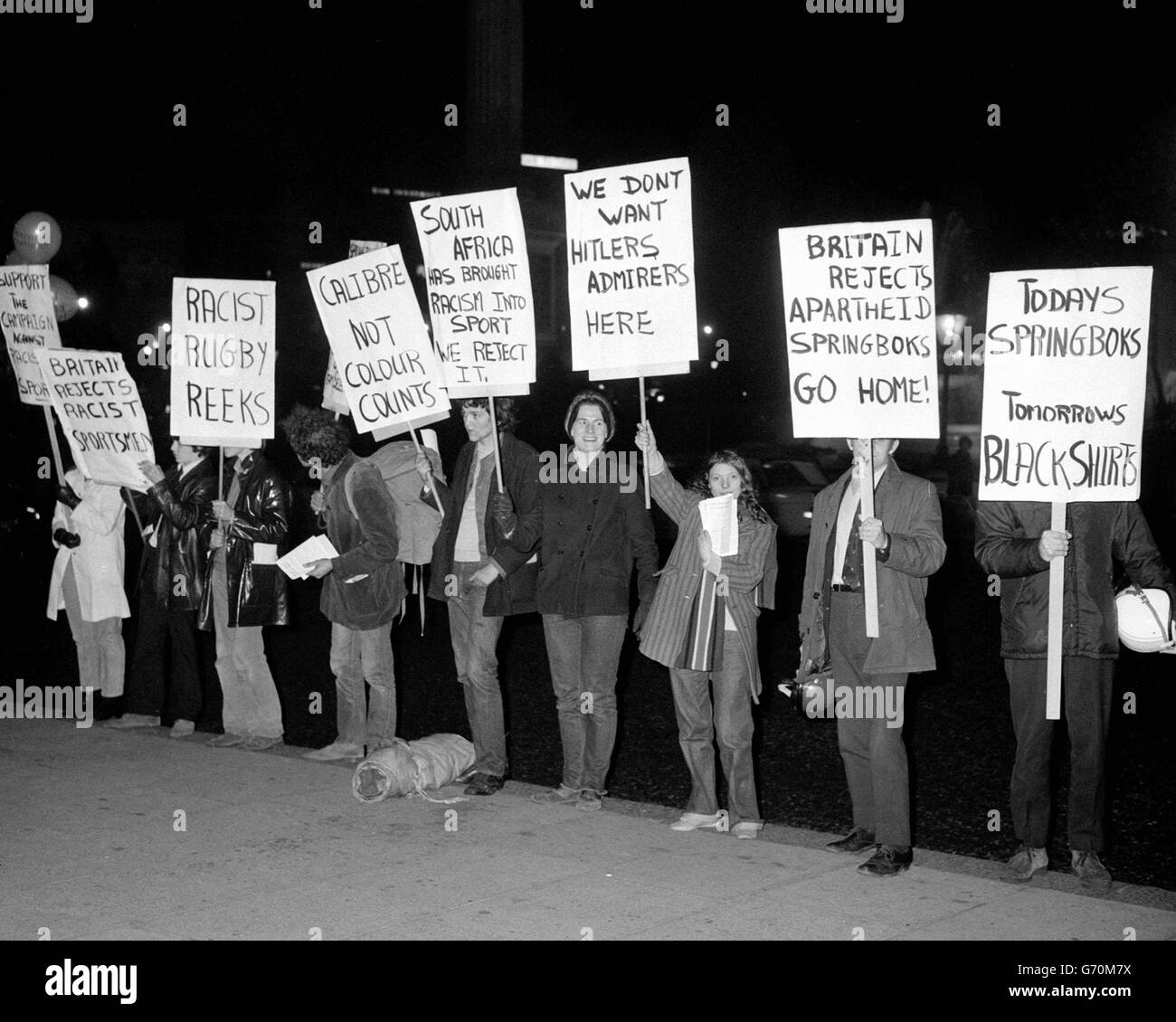 Anti-Apartheid-Demonstranten mit Plakaten vor der südafrikanischen Botschaft am Trafalgar Square in London, wo der südafrikanische Botschafter Dr. Hendrik G. Luttig einen Empfang für das Team hielt. Stockfoto