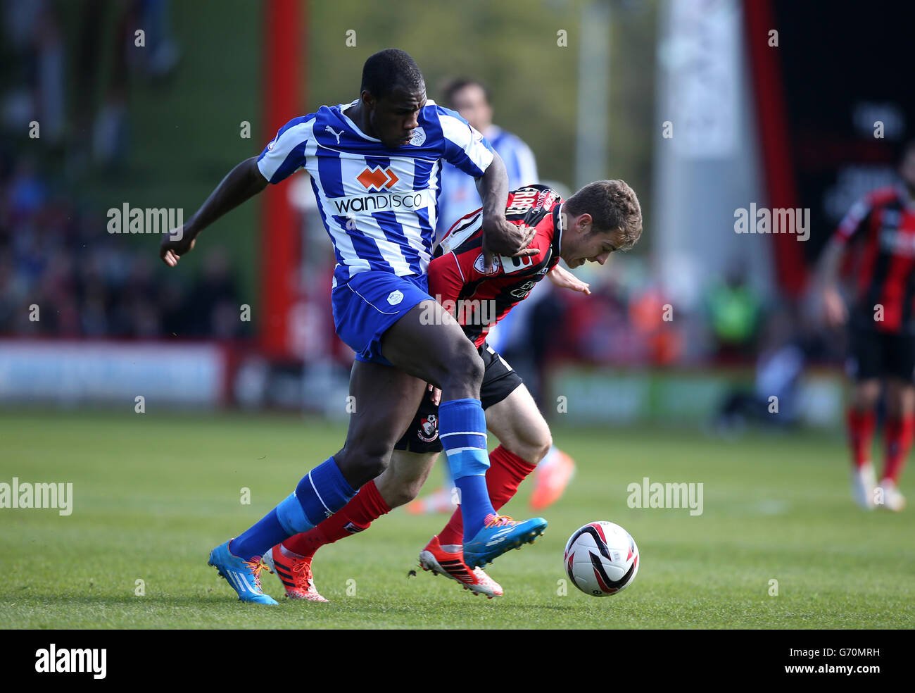 Fußball - Sky Bet Championship - Bournemouth gegen Sheffield Mittwoch - Goldsands Stadium. Bournemouth's Ryan Fraser, (rechts) kämpft um den Ballbesitz mit Michail Antonio vom Mittwoch in Sheffield, (links) Stockfoto