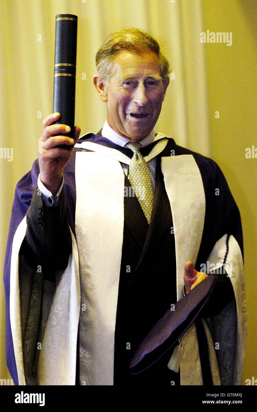 Der Prinz von Wales in Glasgow, wo er als erster einen neuen Ehrendoktortitel von der Royal Scottish Academy of Music and Drama (RSAMD) erhielt. Lord Gill, Vorsitzender von RSAMD, lobte die Patronatsannahme des Prinzen für das weltberühmte Establishment im vergangenen Jahr nach dem Tod seiner Großmutter, der Königin Mutter. Stockfoto