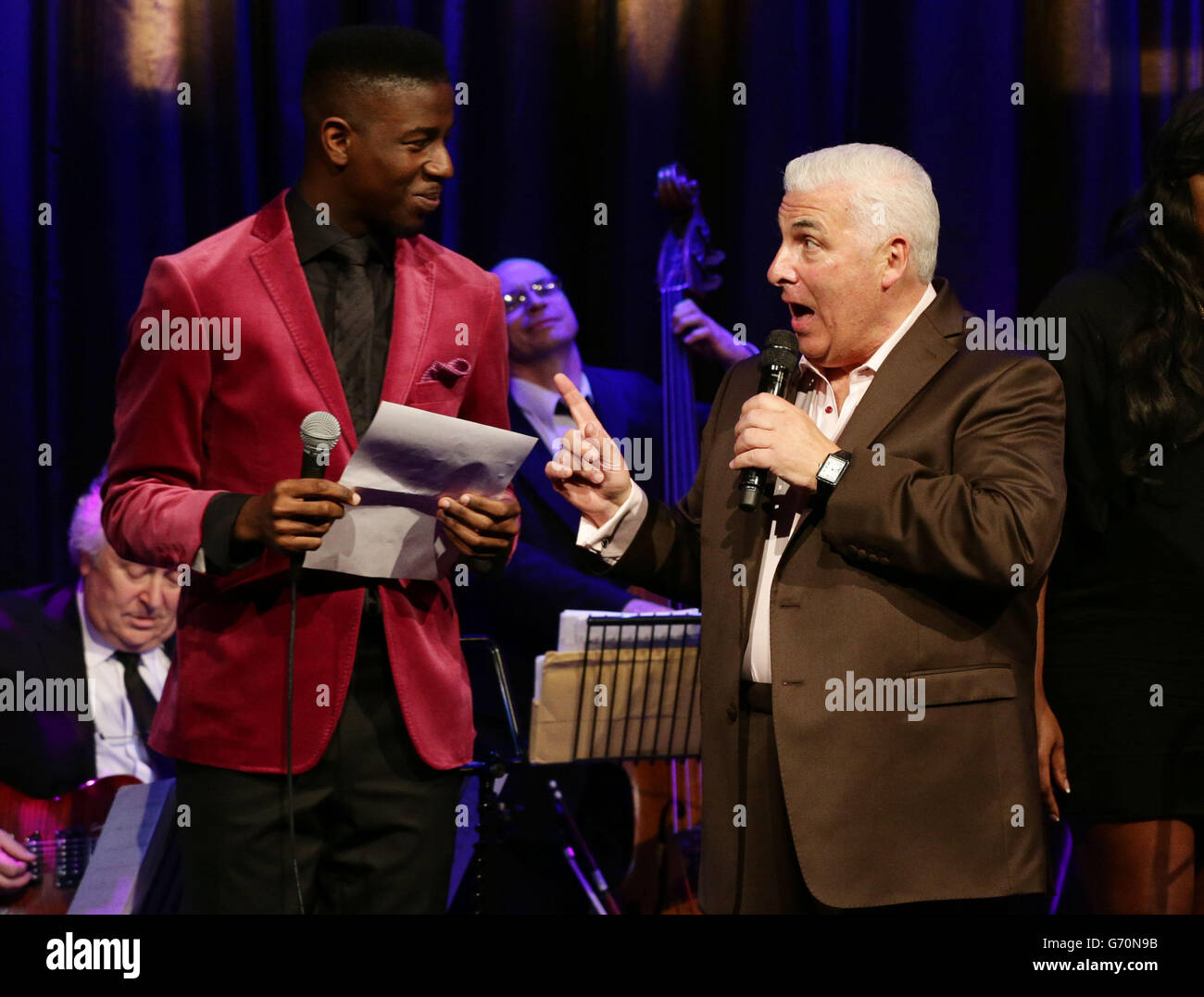 Der Voice UK Gewinner Jermain Jackman (links) und Mitch Winehouse treten während der ersten in einer Reihe von monatlichen Konzerten auf, um Geld für die Amy Winehouse Foundation zu sammeln, im Hippodrome in Leicester Square, London. Stockfoto