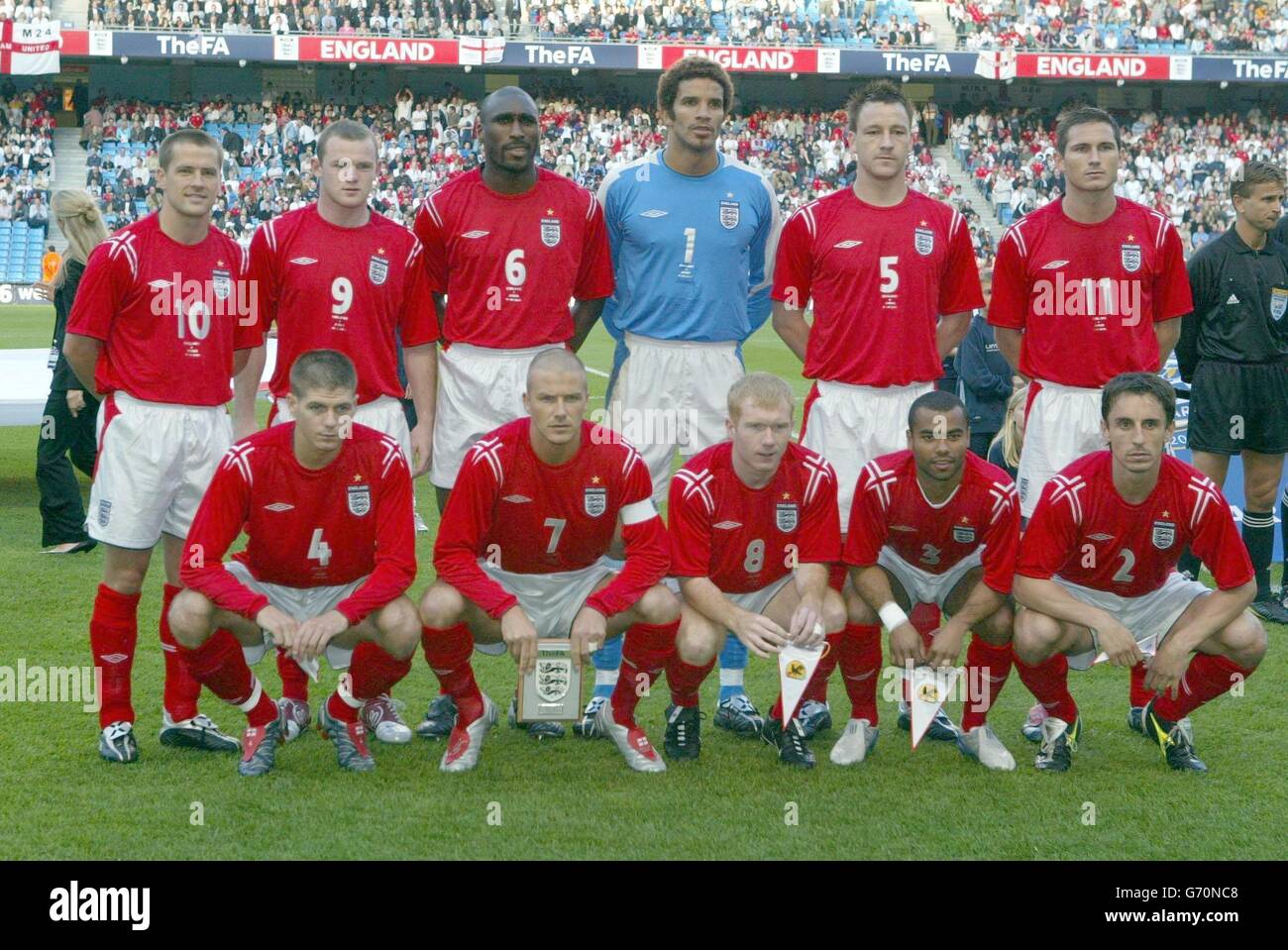 (l/R hinten) (Michael Owen, Wayne Rooney, Sol Campbell, David James, John Terry, Frank Lampard. (Vorne l/r) Steven Gerrard, Kapitän David Beckham, Paul Scholes, Ashley Cole und Garry Neville). Das England Team, das das Spiel gegen Japan begann, während des FA Summer Turniers im City of Manchester Stadium. Stockfoto