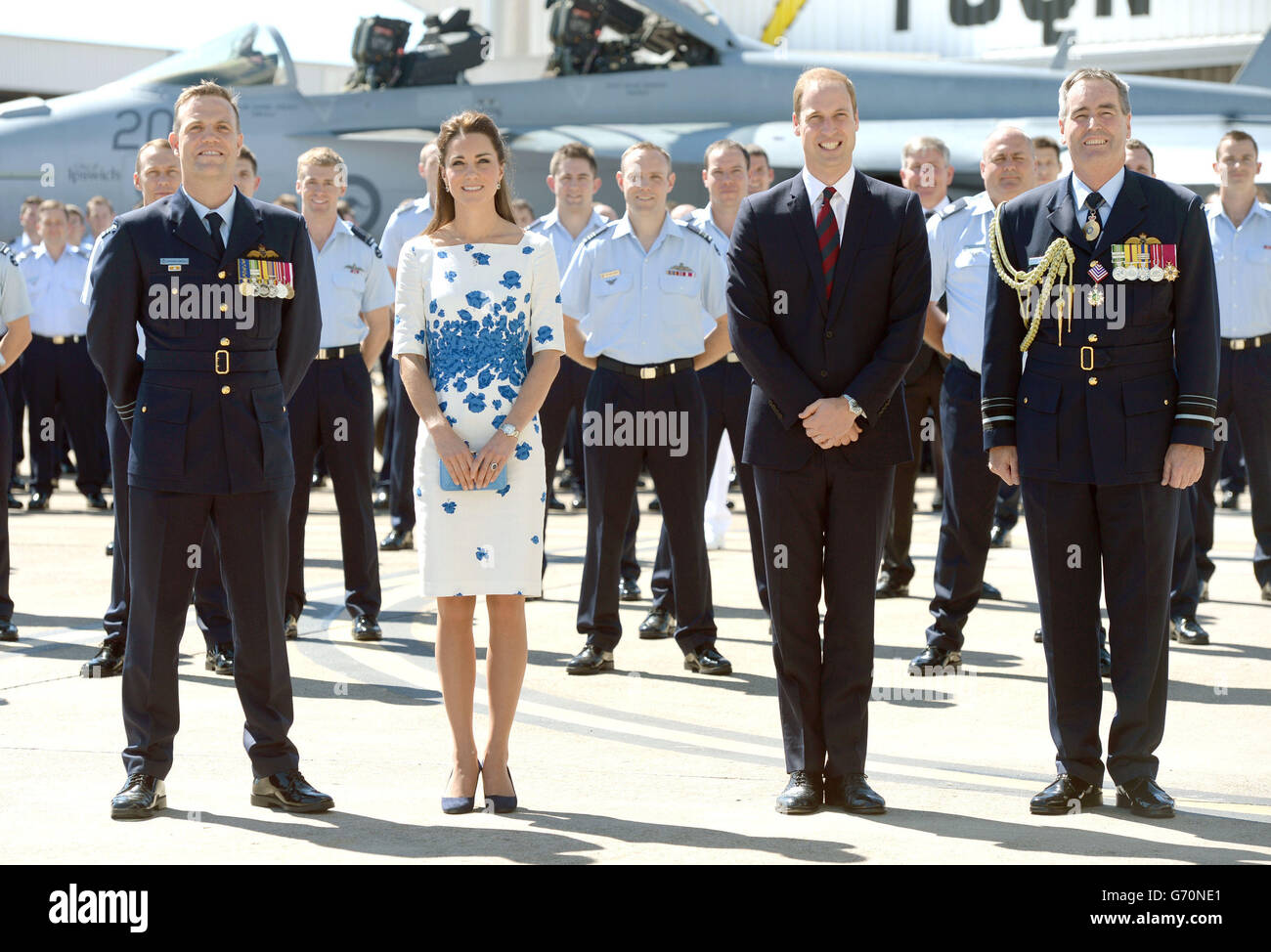 Der Herzog und die Herzogin von Cambridge posieren mit 1 Squadron, während sie die RAAF-Basis Amberley am dreizehnten Tag ihrer offiziellen Tour nach Neuseeland und Australien besuchen. Stockfoto