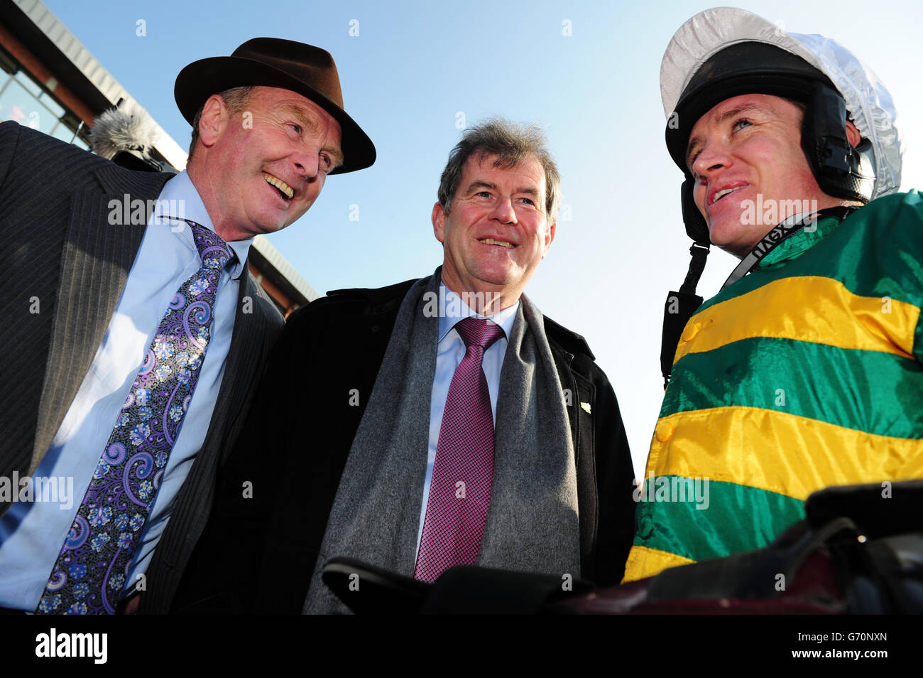 Trainer Jonjo O'Neill und Besitzer JP McManus mit Jockey Barry Geraghty, nachdem er Shutthefrontdoor zum Sieg in der Boylesports Irish Grand National Steeplechase während des Irish Grand National Day auf der Fairyhouse Racecourse, County Meath, Irland gefahren war. DRÜCKEN Sie VERBANDSFOTO. Bilddatum: Montag, 21. April 2014. Siehe PA Story RACING Fairyhouse. Bildnachweis sollte lauten: Barry Cronin/PA Wire. Stockfoto