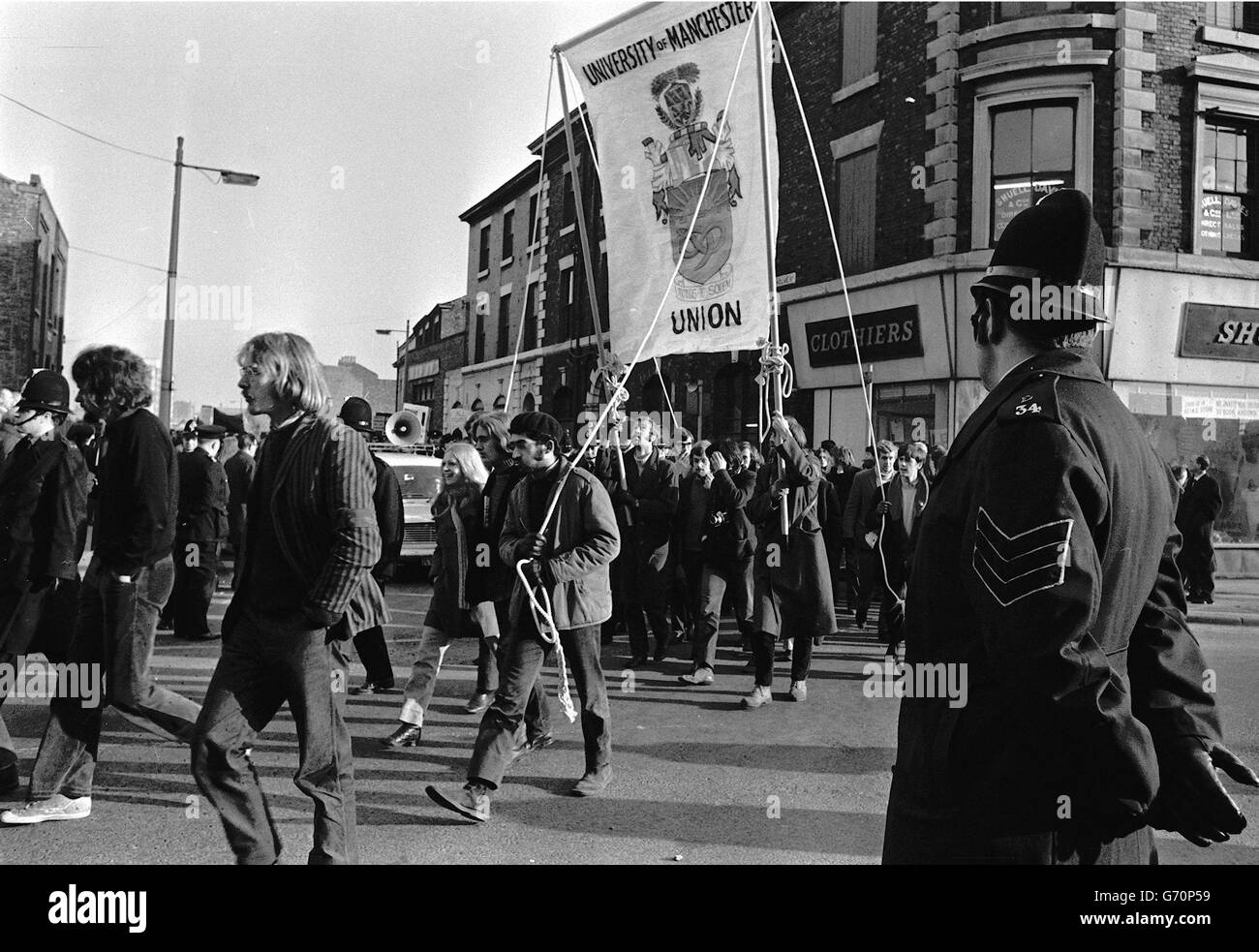 Verschiedene Plakate, die von Anti-Apartheid-Marschern auf ihrem Weg durch Manchester zum White City Ground getragen wurden, wo die südafrikanischen Springbok Rugby-Touristen North-West Counties spielten. Stockfoto