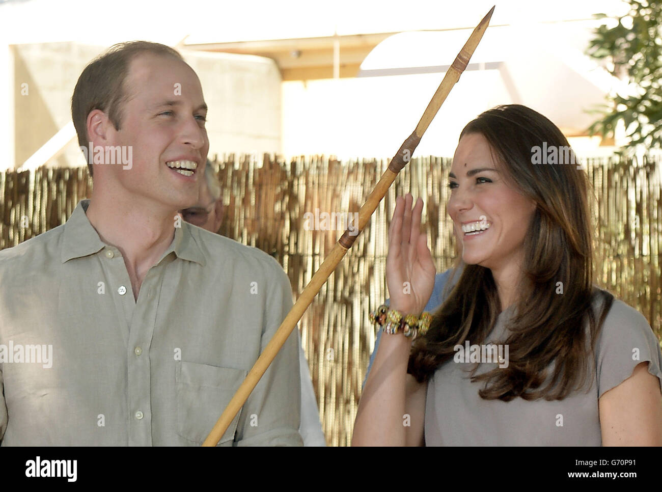 Der Herzog und die Herzogin von Cambridge werden während eines Besuchs der National Indigenous Training Academy in Uluru am 16. Tag ihrer offiziellen Tour nach Neuseeland und Australien mit einem Speer überreicht. Stockfoto