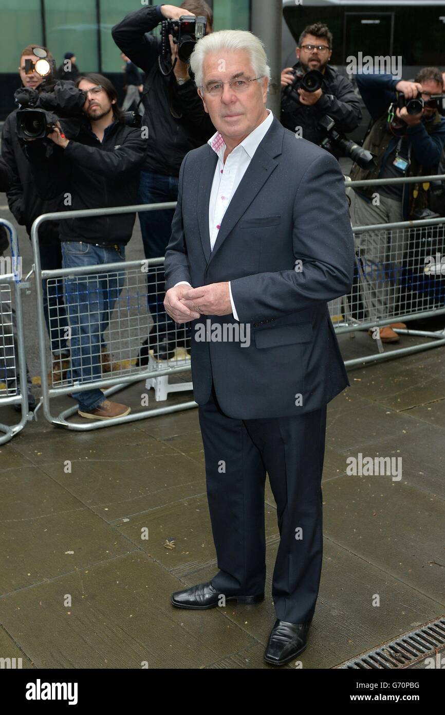 Der Publizist Max Clifford kommt am Southwark Crown Court in London an, wo er wegen insgesamt 11 Anklagepunkten wegen unanständigen Übergriffen auf sieben Frauen und Mädchen angeklagt wird. Stockfoto