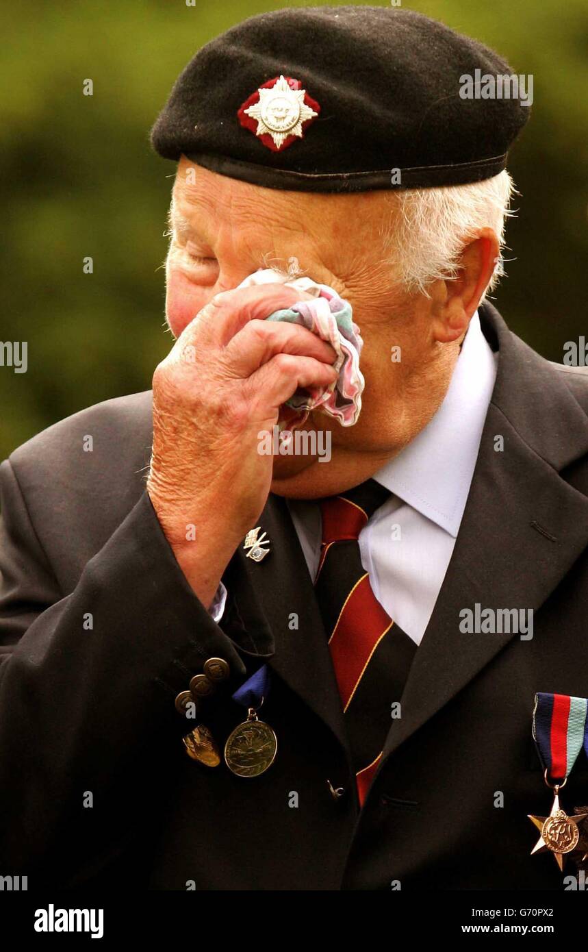 Ein britischer Veteran wischt sich die Augen, als der britische Prinz Charles am 4./7. Royal Dragoon Guards Memorial in grausamer Weise in der Normandie, Nordfrankreich, einen Kranz legt. An diesem Wochenende werden sich führende Persönlichkeiten der Welt und Tausende von Veteranen in der Normandie versammeln, um den 60. Jahrestag der Landungen des D-Day zu begehen. Stockfoto