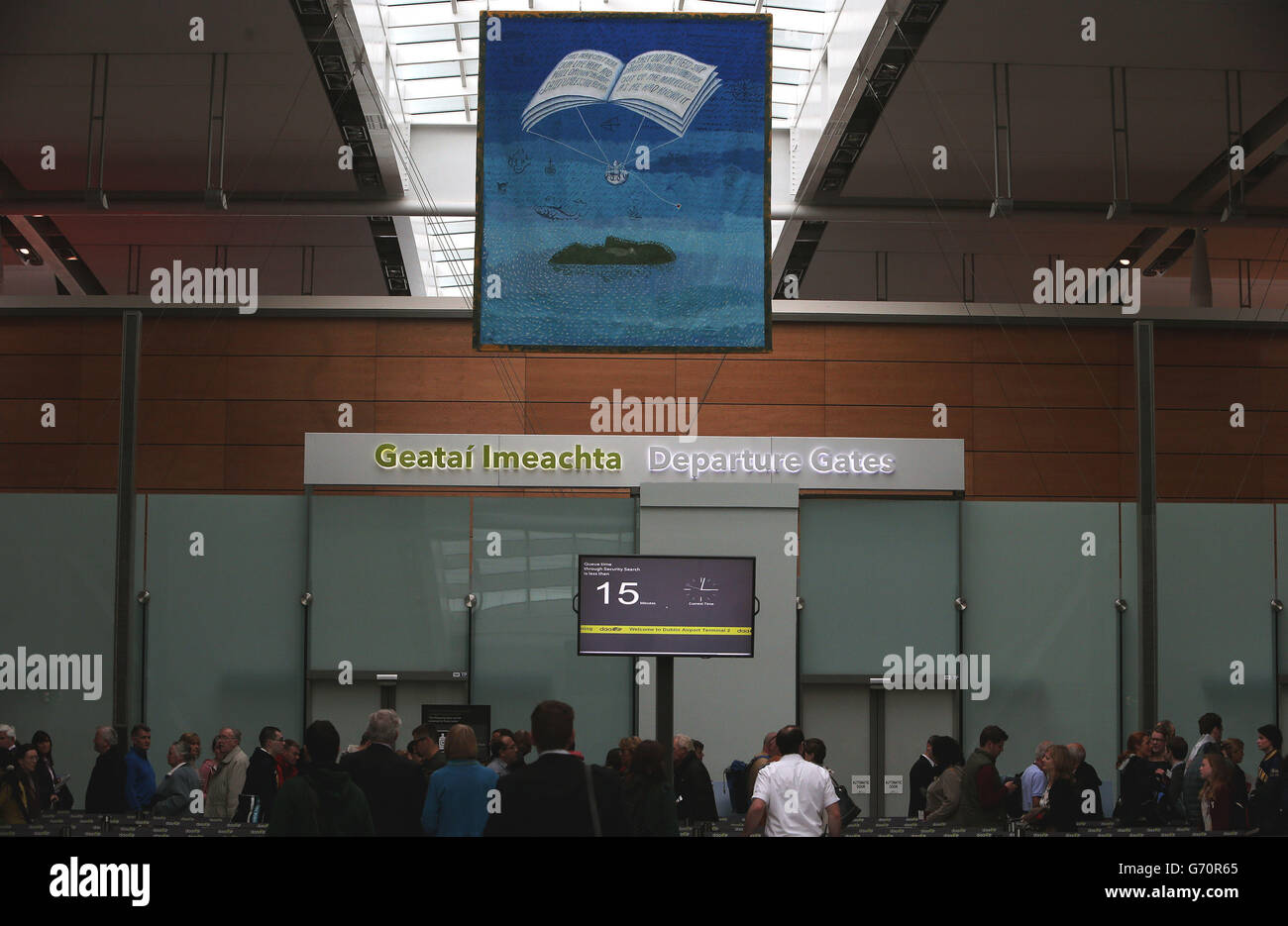 Ein speziell in Auftrag gegebener Wandteppich zu Ehren des verstorbenen Dichters Seamus Heaney über der Abflughalle des Terminals 2 am Flughafen Dublin. Stockfoto