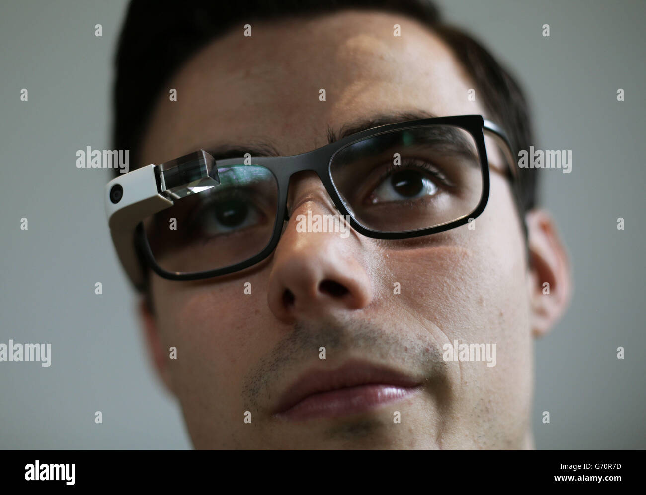 Martyn Landi, Technology Reporter der Press Association, trägt ein Paar Google Glass während einer Demonstration bei Google in Holborn, im Zentrum von London. Stockfoto