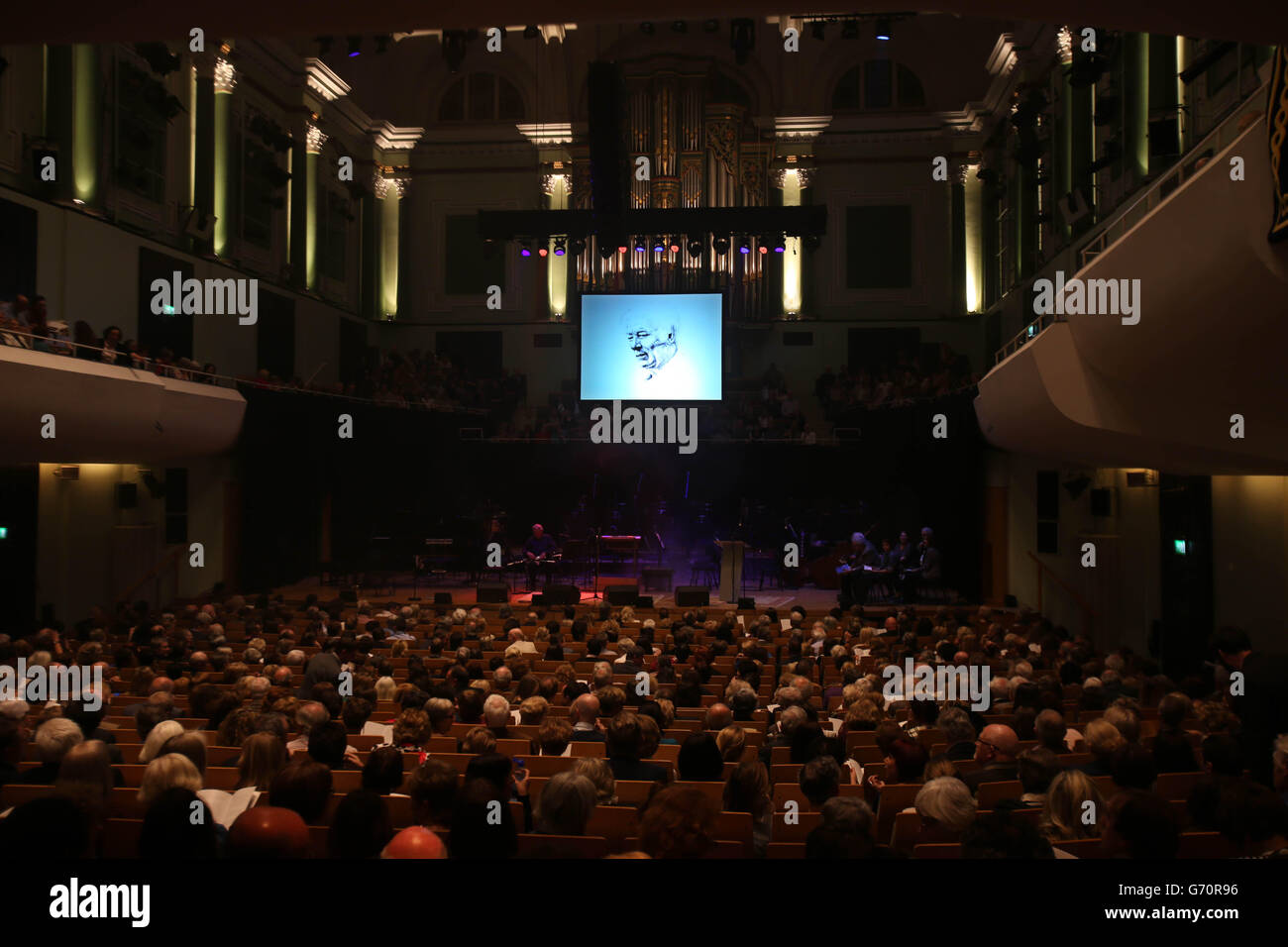 Die Menschen besuchen ein Konzert zur Feier des Lebens und der Arbeit von Seamus Heaney in der National Concert Hall in Dublin. Stockfoto