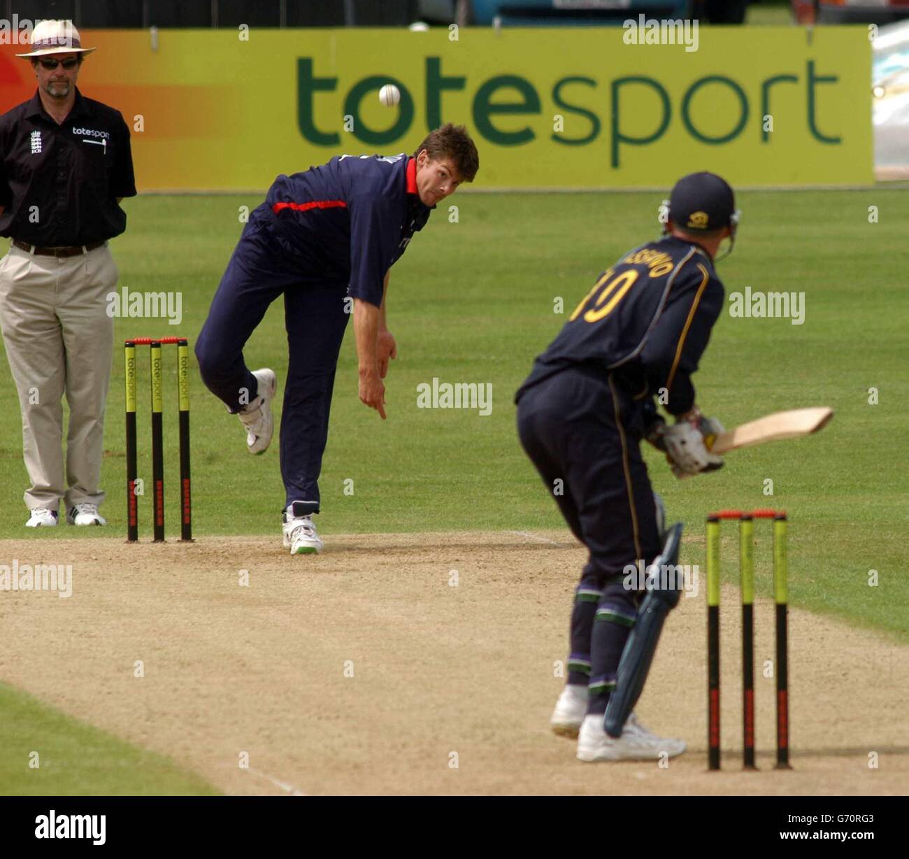 Simon Cook von Middlesex bowelt beim zweiten Spiel der Totesport Division auf dem County Ground, Derby, gegen den Derbyshire-Batman Chris Bassano. Stockfoto