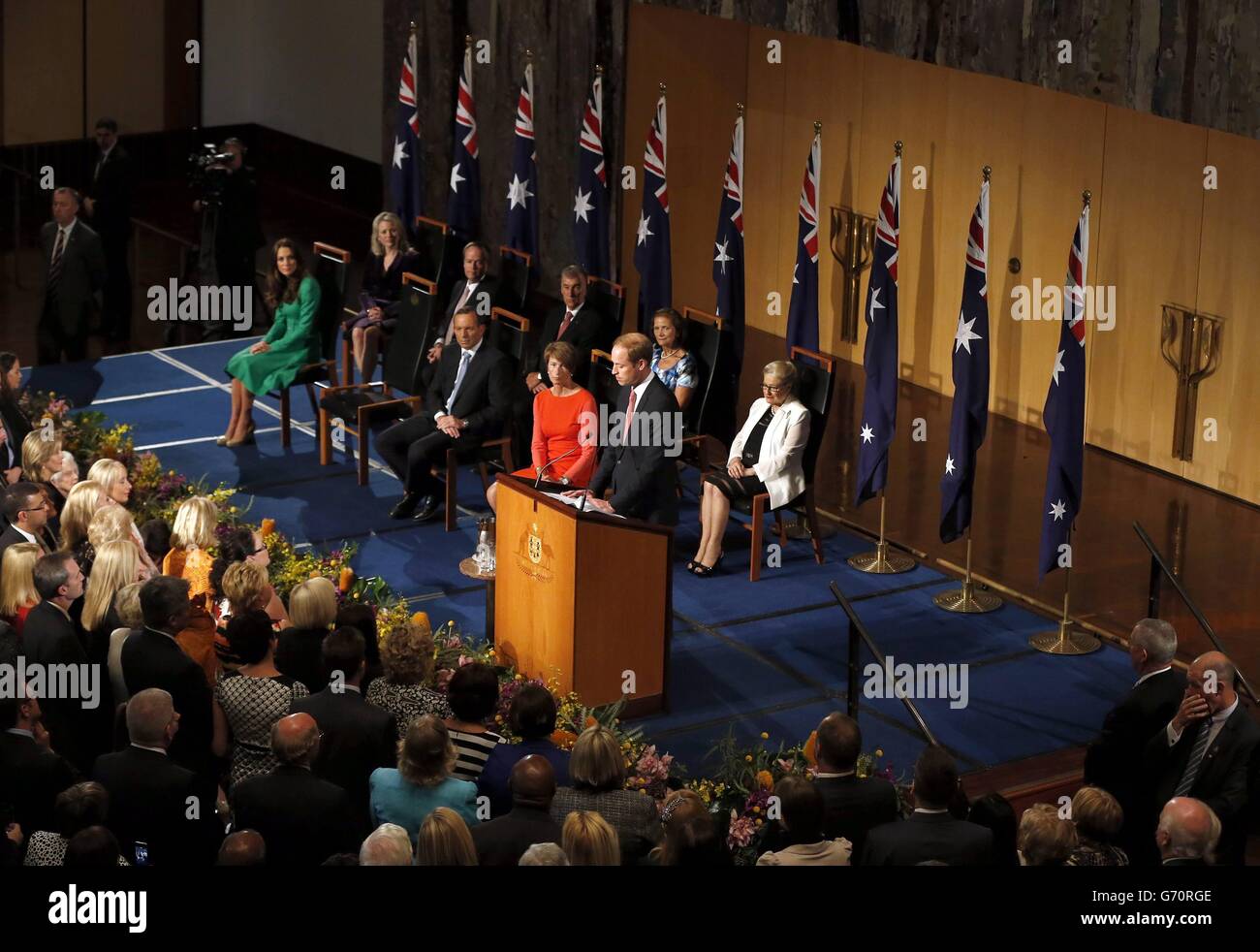 Die Herzogin von Cambridge hört dem Herzog von Cambridge in der Großen Halle im Parliament House in Canberra zu. Das königliche Paar ist mit ihrem Sohn George auf einem 19-tägigen offiziellen Besuch in Neuseeland und Australien. Stockfoto