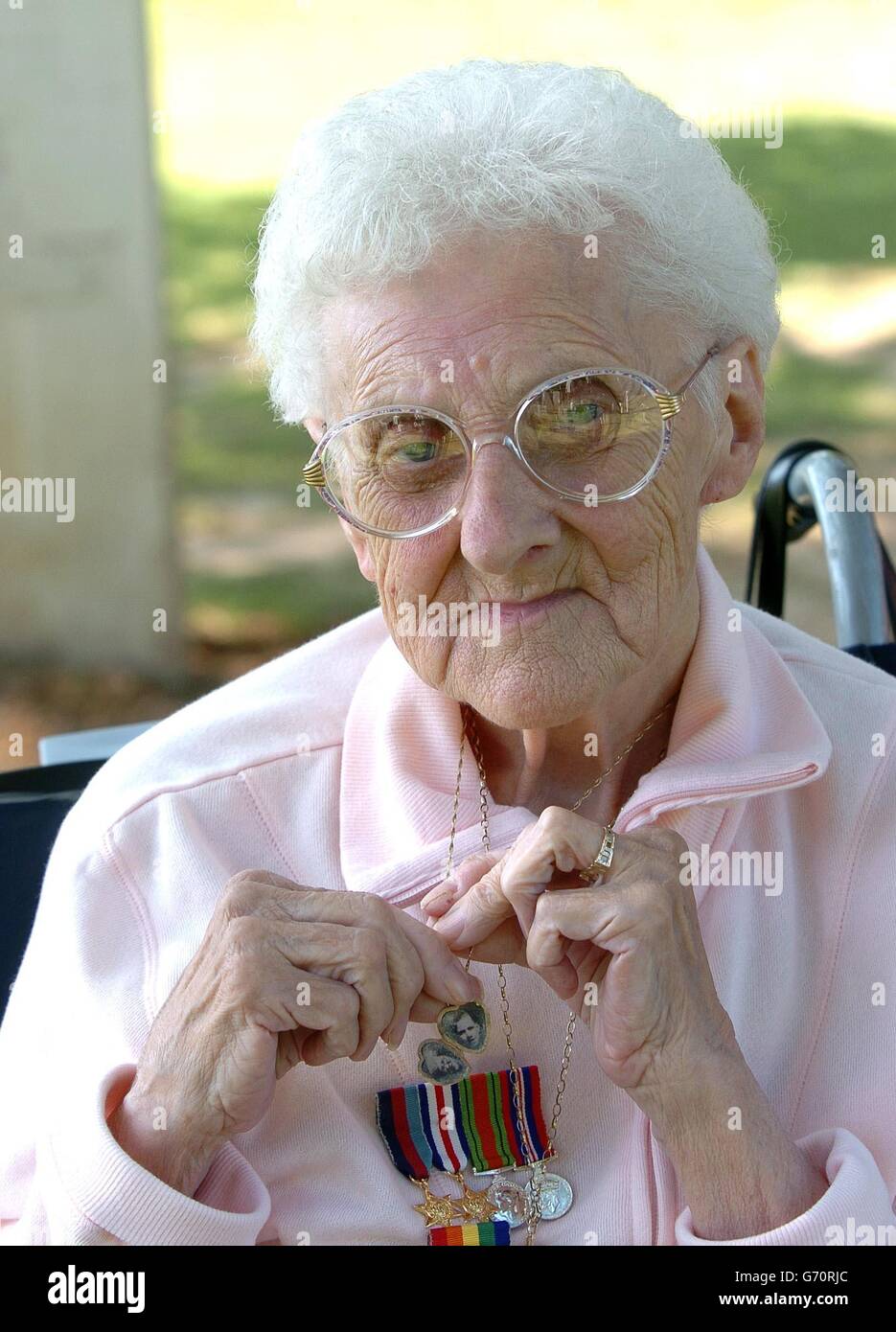 Lilian Jenkinson, 83, in der Normandie. Sechzig Jahre nach den Landungen des D-Day war sie wieder in der Normandie, an der Seite ihres verstorbenen Mannes, und sie sagte, dass die Rückkehr auf den Friedhof in Benouville, wo er liegt, alles war, was sie für jetzt lebt. Stockfoto