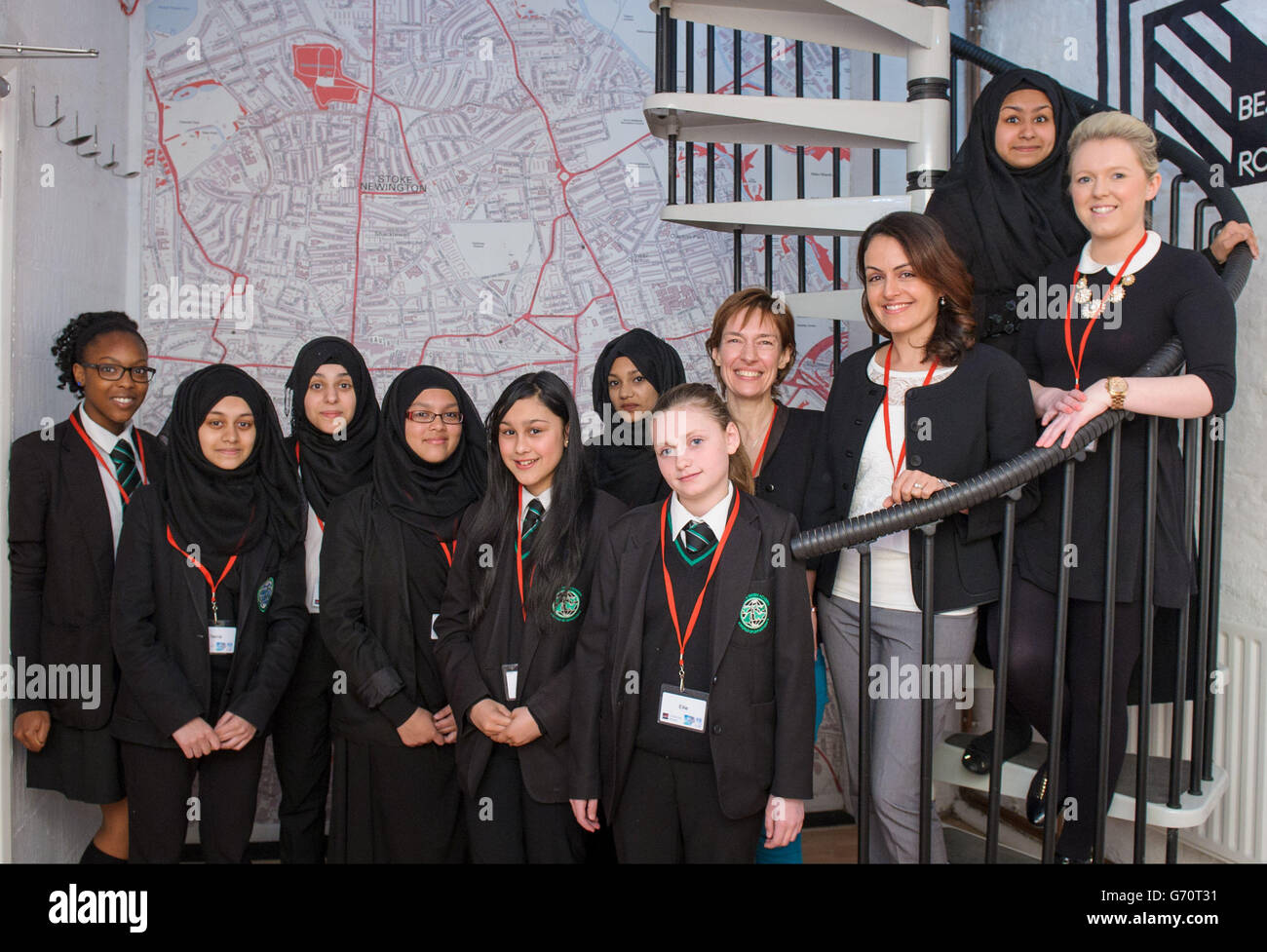 nica mit Studenten der Bethnal Green Academy im Osten Londons während eines interaktiven App-Building-Workshops, der Teil des International Telecommunication Union (ITU) „Girls in ICT Day“ am BL-NK in East London Tech City, London, ist. Stockfoto