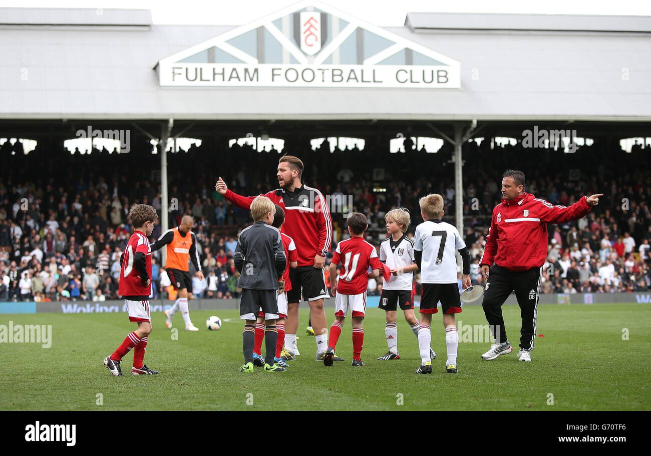 Fußball - Barclays Premier League - Fulham gegen Hull City - Craven Cottage. Die Spieler der Academy Showcase werden zur Halbzeit auf dem Platz trainiert Stockfoto