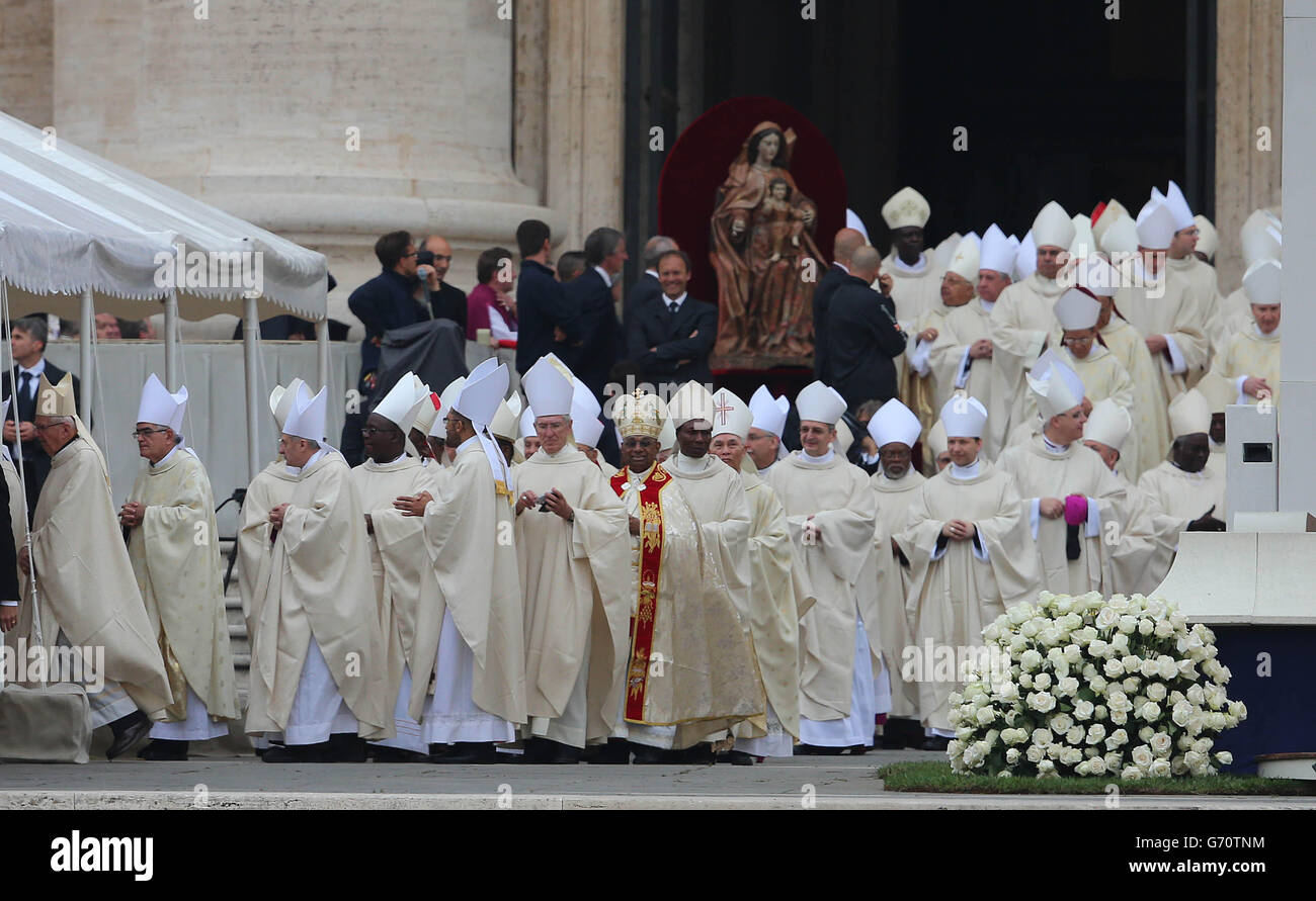 Bischöfe aus aller Welt kommen auf den Petersplatz in Rom, um die Heiligsprechung der Päpste Johannes XXIII. Und Johannes Paul II. Zu sehen, die heute Heilige werden. Stockfoto