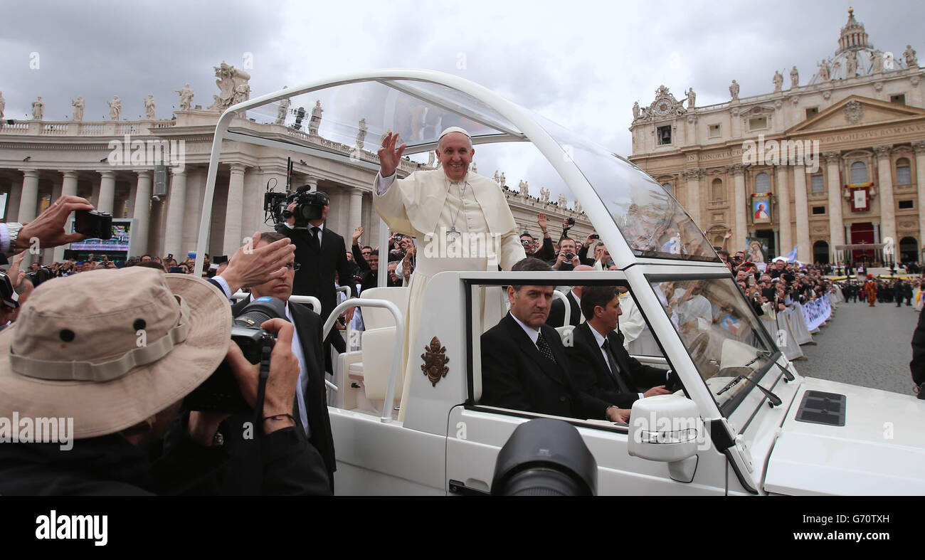 Papst Franziskus winkt den Gläubigen auf dem Petersplatz in Rom nach der historischen Heiligsprechung der Päpste Johannes XXIII. Und Johannes Paul II. Zu Stockfoto