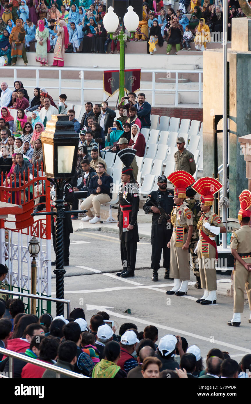 Der indisch-pakistanischen Wagah Border Abschlussfeier. Stockfoto
