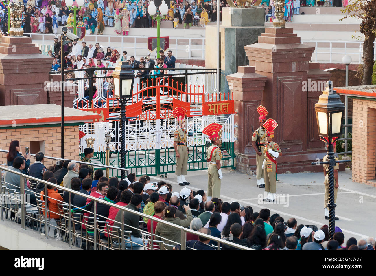 Der indisch-pakistanischen Wagah Border Abschlussfeier. Stockfoto