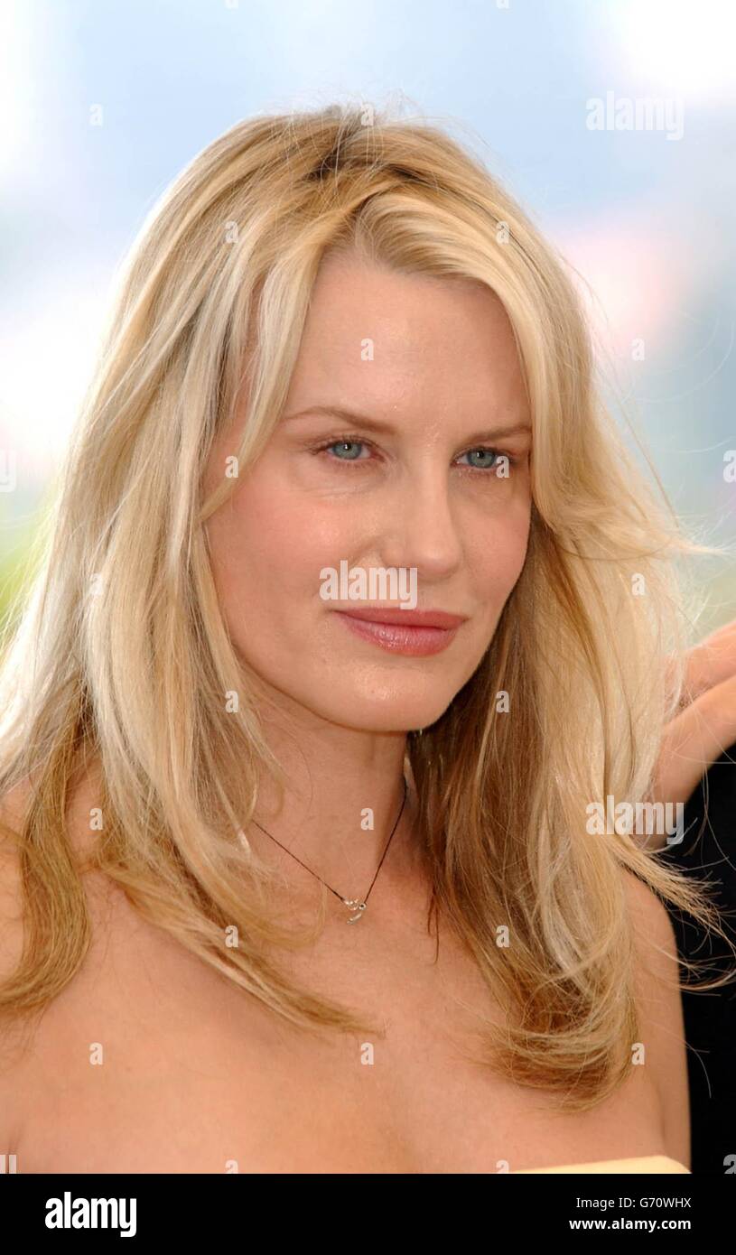 Schauspielerin Daryl Hannah während einer Fotoaufnahme für ihren neuesten Film Kill Bill Vol 2, der während der 57. Filmfestspiele von Cannes in Frankreich auf der Riveria Terrace in den Palias du Festival stattfand. Stockfoto