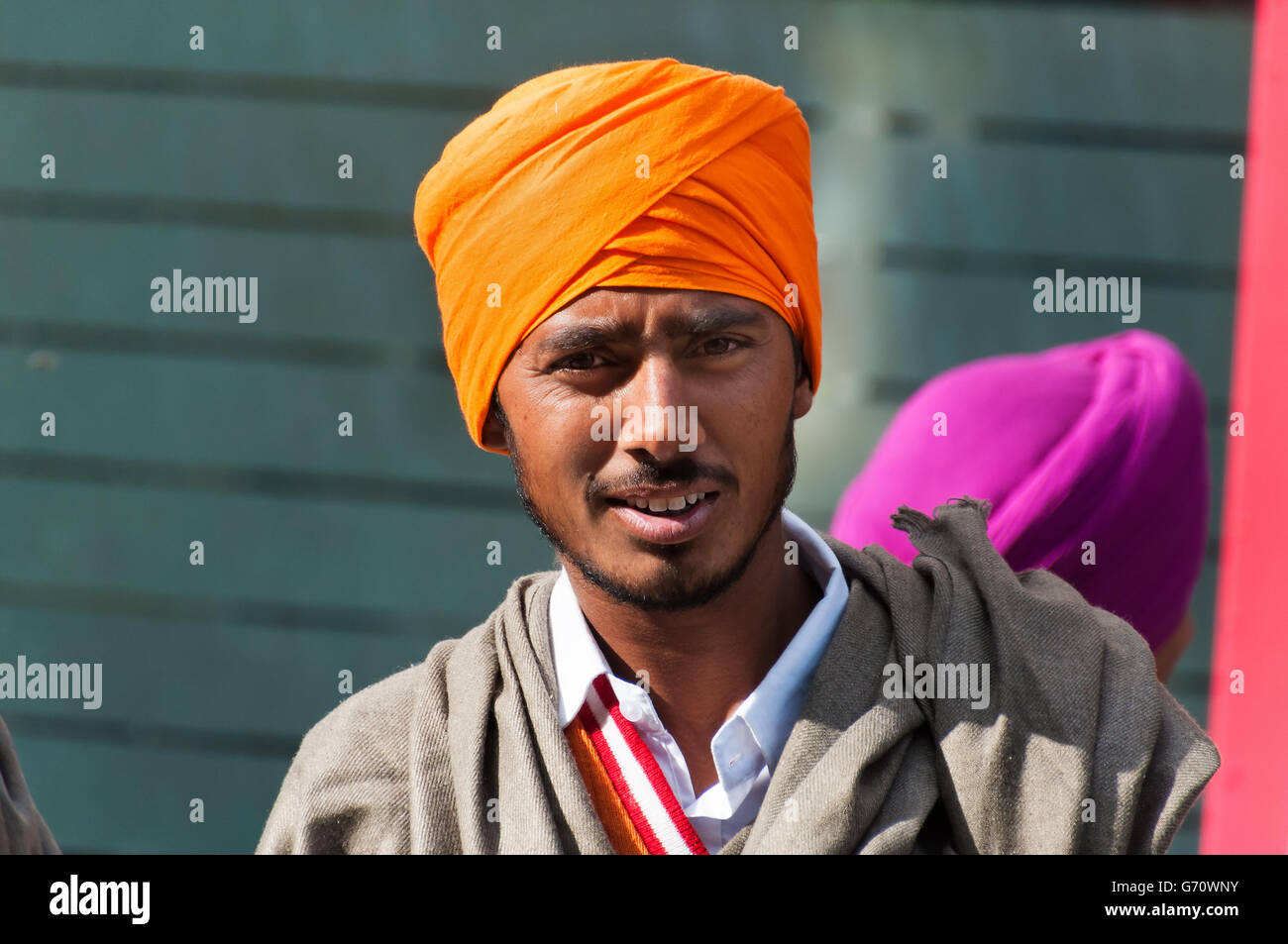 Nicht identifizierte indischen jungen Sikh Mann auf der Straße in Amritsar, Punjab. Stockfoto