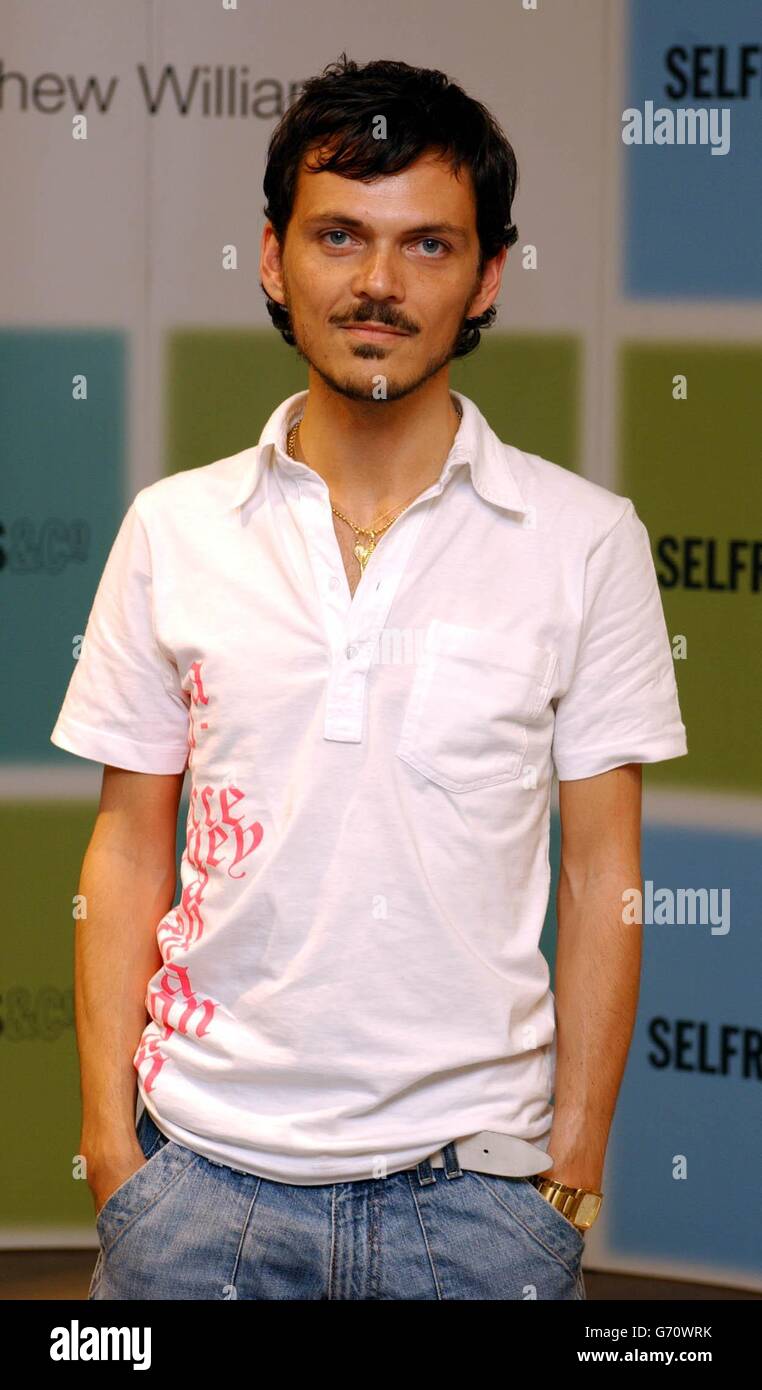 Der britische Modedesigner Matthew Williamson bei der Unterzeichnung der Summer Icon Collection, einem Set aus drei Coca-Cola Flaschen in limitierter Auflage, die er anlässlich des 70. Jahrestages der Original-Glasflasche von Coca-Cola entworfen hat - in Selfridges in der Oxford Street im Zentrum von London. Die Flaschen - mit den Namen Jaguar, Pfau und Harem - sind diesen Monat nur in Selfridges erhältlich. Stockfoto