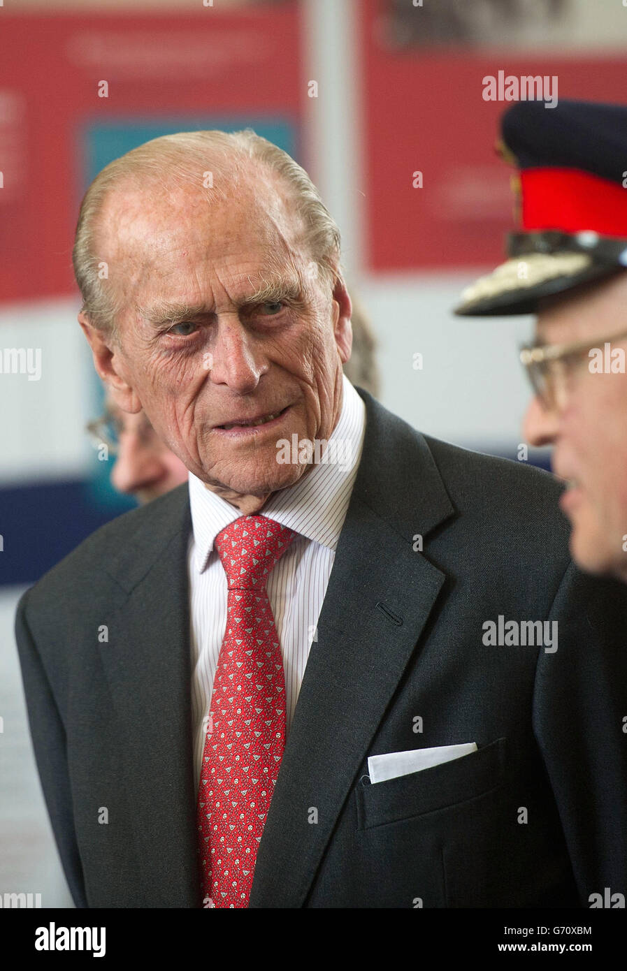 Der Herzog von Edinburgh bei einem Besuch der Royal Dockyard Chapel im Pembroke Dock, Wales. Stockfoto