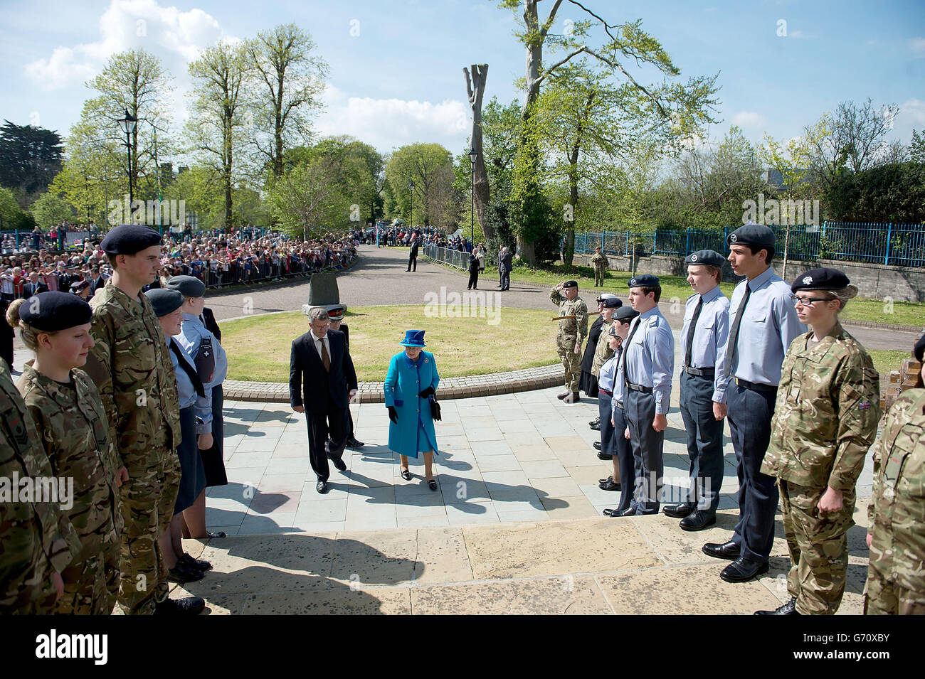 Königin Elizabeth II. Und der Herzog von Edinburgh bei einem Besuch der Royal Dockyard Chapel in Pembroke Dock, Wales. Stockfoto