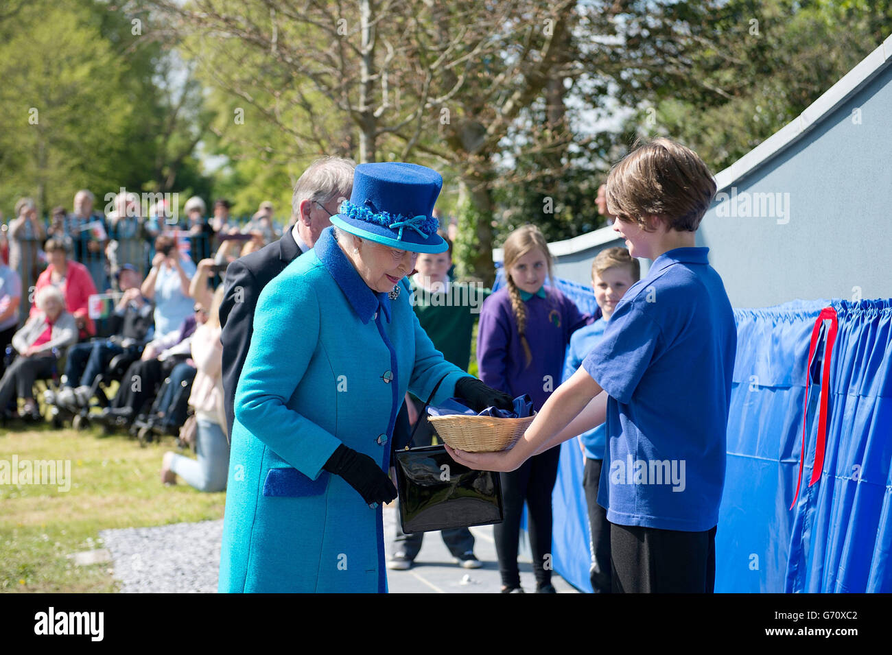 Queen Elizabeth II enthüllt eine Zeitleiste Wand mit der Unterstützung von lokalen Schulkindern während eines Besuchs der Royal Dockyard Chapel in Pembroke Dock, Wales. Stockfoto