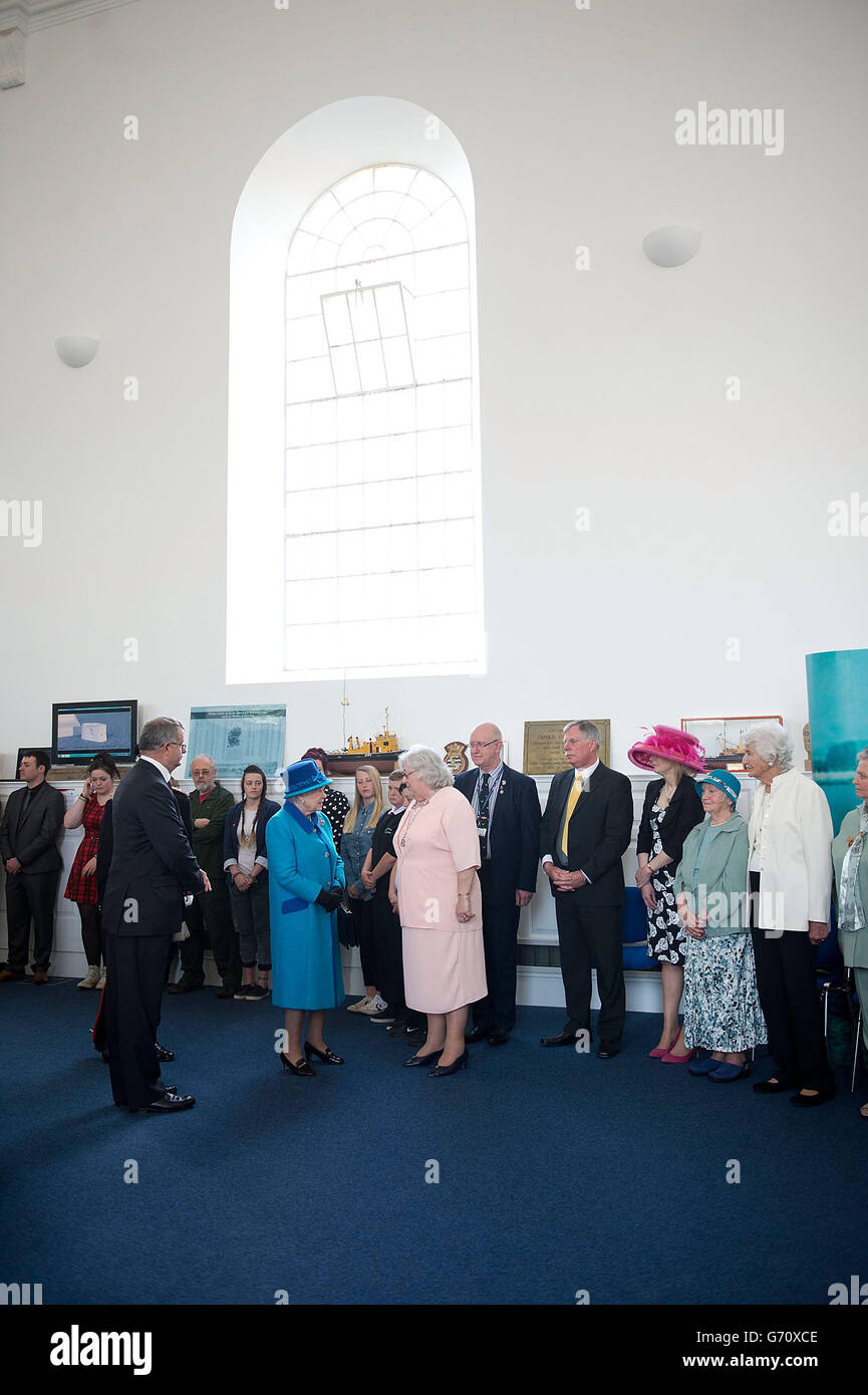 Königin Elizabeth II. Bei einem Besuch der Royal Dockyard Chapel in Pembroke Dock, Wales. Stockfoto