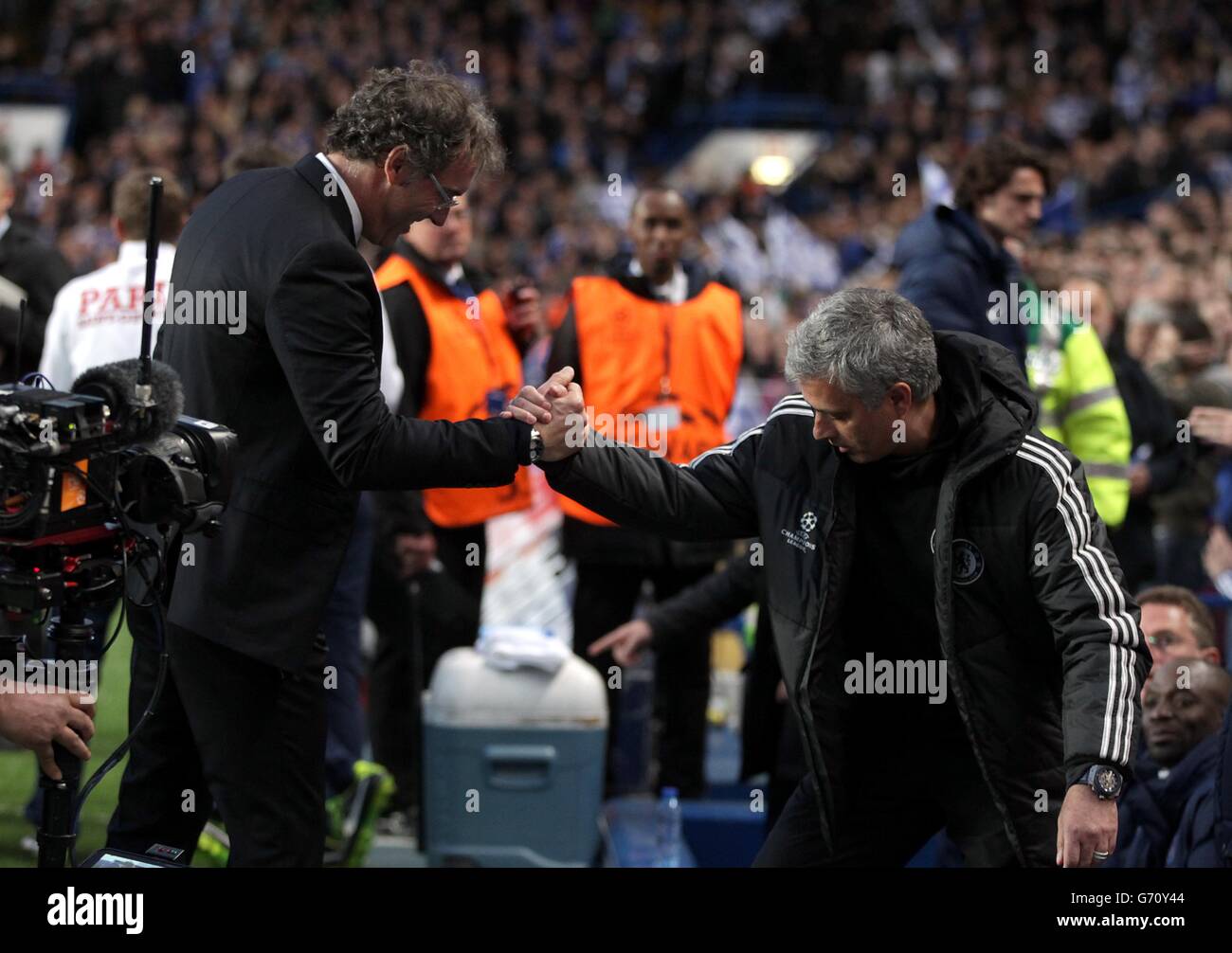 Fußball - UEFA Champions League - Viertelfinale - zweite Etappe - Chelsea gegen Paris Saint-Germain - Stamford Bridge. Chelseas Manager Jose Mourinhin (rechts) und der Manager von Paris Saint-Germain, Laurent Blanc, schütteln sich vor dem Spiel die Hände Stockfoto