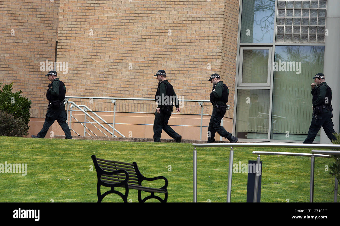 Omagh-Bombardierung Festnahme. Polizei auf Patrouille im Gerichtsgebäude von Dungannon. Stockfoto