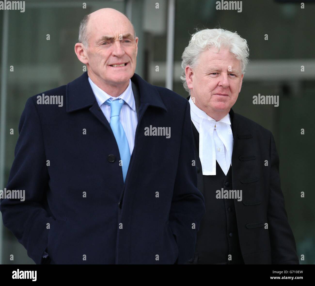 Sean Fitzpatricks Verteidigungsteam, Michael Staines (links) und Senior Counsel Michael O'Higgins, verlassen das Circuit Criminal Court in Dublin während des Betrugs-Prozesses gegen ehemalige Führungskräfte der Anglo Irish Bank. Stockfoto