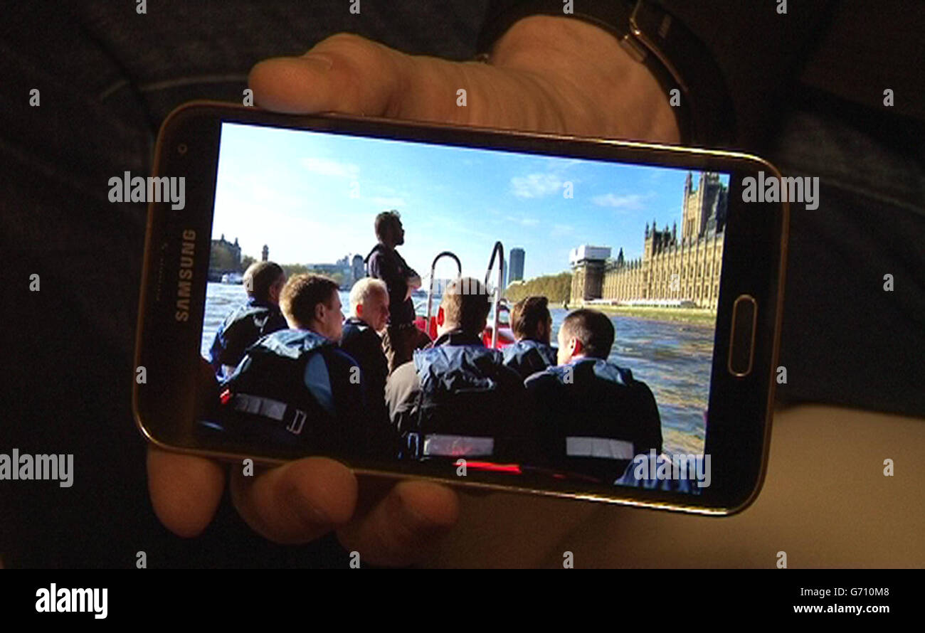 Bildschirm gegriffen Bild aus PA Video des Samsung Galaxy S5, das neue Flaggschiff-Smartphone aus dem koreanischen Hersteller und der größte Rivale zu Apples iPhone, während seiner Einführung in London genommen. Stockfoto