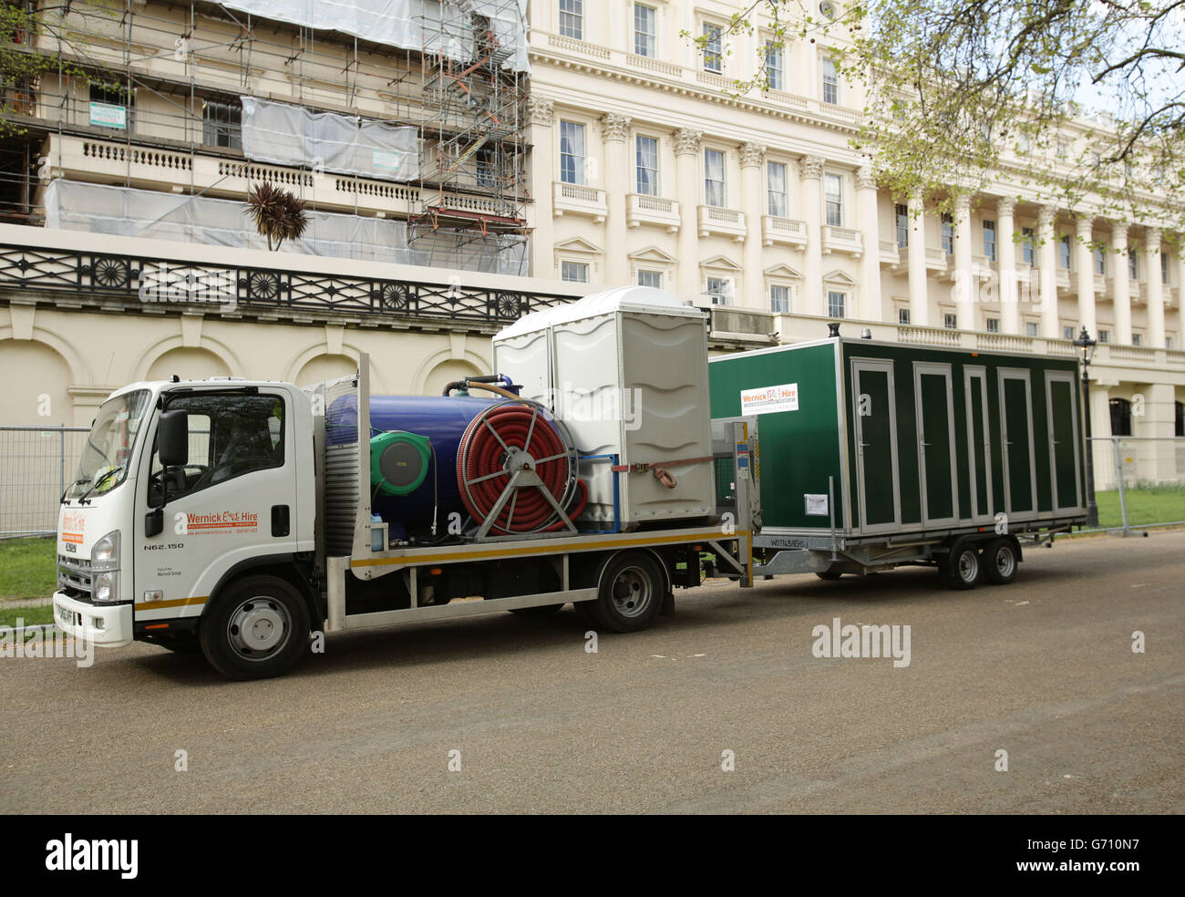 Die letzten Vorbereitungen für den London Marathon entlang der Mall im Zentrum von London sind getroffen. DRÜCKEN Sie VERBANDSFOTO. Bilddatum: Freitag, 11. April 2014. Bildnachweis sollte lauten: Yui Mok/PA Wire Stockfoto