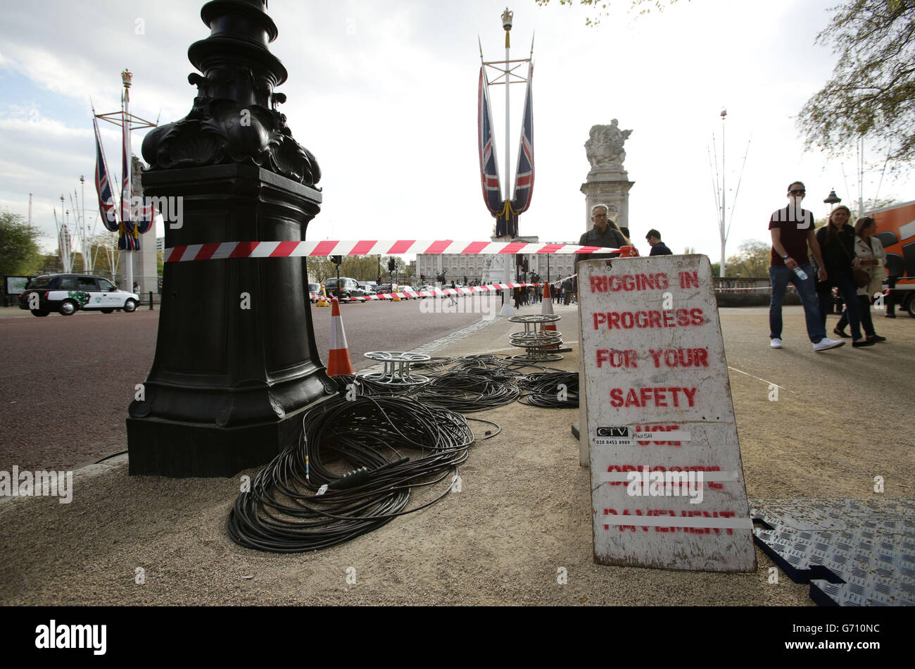 Die letzten Vorbereitungen für den London Marathon entlang der Mall im Zentrum von London sind getroffen. DRÜCKEN Sie VERBANDSFOTO. Bilddatum: Freitag, 11. April 2014. Bildnachweis sollte lauten: Yui Mok/PA Wire Stockfoto