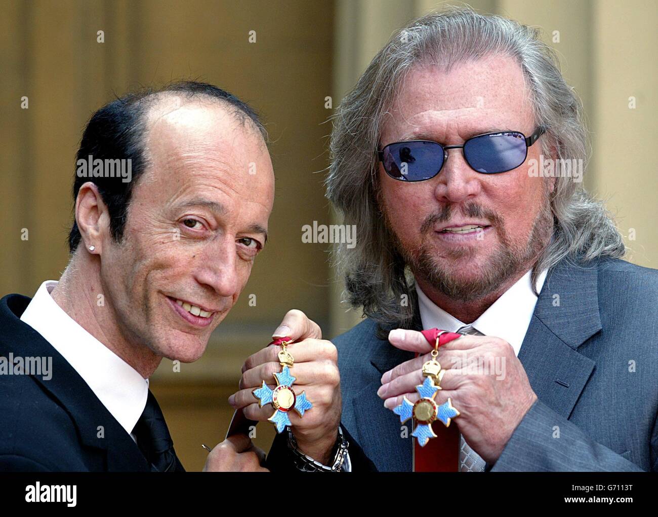 Die beiden überlebenden Mitglieder der Bee Gees, Robin (links) und Barry Gibb halten ihre CBE, nachdem sie vom Prince of Wales im Buckingham Palace, London, empfangen wurden. Der dritte Bruder, Maurice Gibb, starb im vergangenen Jahr, bevor er die Ehre erhalten konnte, und so sein Sohn Adam sammelte sie in seinem Namen. Stockfoto