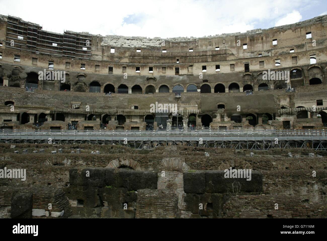 Das Kolosseum wurde unter Kaiser Vespasiano um 72 n. Chr. erbaut und 80 n. Chr. von seinem Sohn Titus eingeweiht. Der beliebte Name Coliseum entstand, weil sich das riesige ovale Stadion neben einer kolossalen Statue von Nero befand. Der ursprüngliche Name dieser alten römischen Sportarena, der größten Arena ihrer Art, ist das Ampheatrum Flavium. Über 160 m hoch mit 80 Eingängen konnte das Kolosseum mehr als 50,000 Zuschauer fassen. Im Kolosseum wurden öffentliche Veranstaltungen wie Gladiatorenkämpfe, Scheingefechte und Wildtierjagden abgehalten. Während der inszenierten Kämpfe bis zu 10,000 Stockfoto