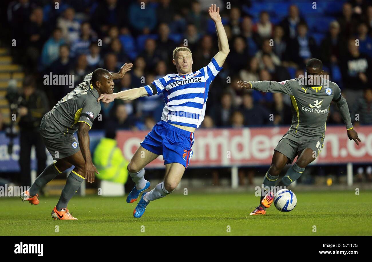 Pavel Pogrebnyak von Reading kommt während des Sky Bet Championship-Spiels im Madejski Stadium in Reading von Leicester Wes Morgan weg. Stockfoto
