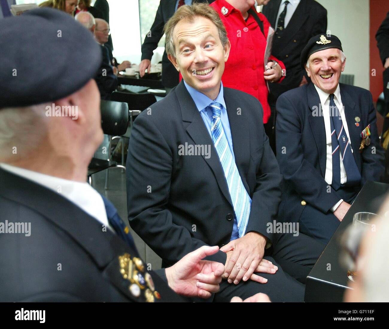 Der britische Premierminister Tony Blair trifft die D-Day-Veteranen Jim Baker DSM (links) und Stan Dickinson im Imperial war Museum North in Salford, Greater Manchester. Blair sagte, der Besuch des Museums, das ein Veranstaltungsprogramm zum Gedenken an den 60. Jahrestag der Landung des D-Day in der Normandie gestartet hat, habe ihn emotional und „inspiriert“ gemacht. Stockfoto