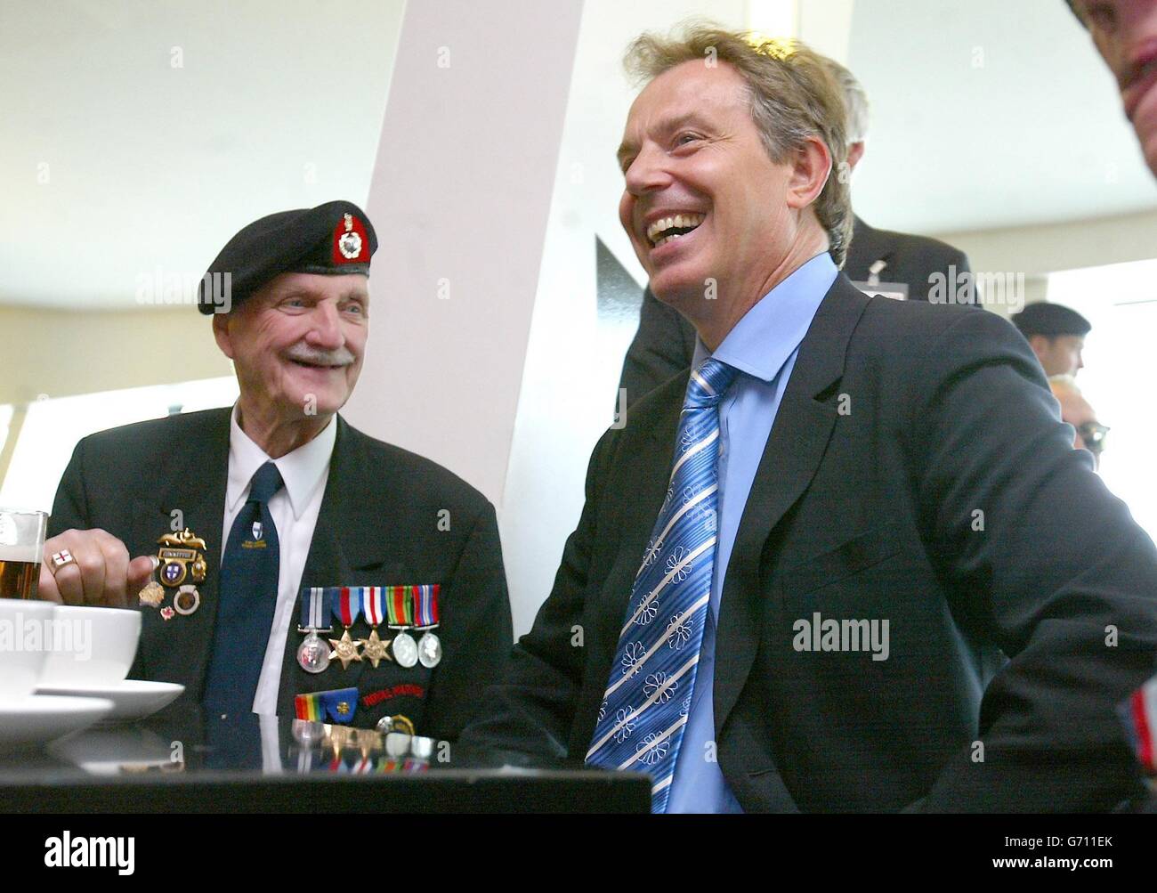 Der britische Premierminister Tony Blair trifft den D-Day-Veteranen Jim Baker DSM im Imperial war Museum North in Salford, Greater Manchester. Blair sagte, der Besuch des Museums, das ein Veranstaltungsprogramm zum Gedenken an den 60. Jahrestag der Landung des D-Day in der Normandie gestartet hat, habe ihn emotional und „inspiriert“ gemacht. Stockfoto