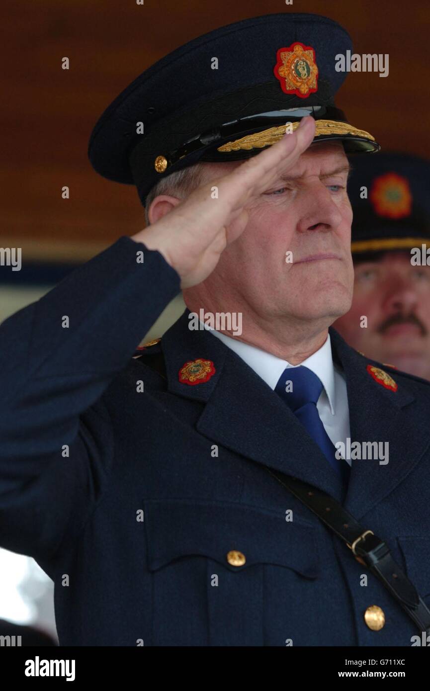 Garda-Kommissar Noel Conroy grüßt während der irischen Nationalhymne bei der Abschlussfeier für den Auszubildenden Gardai am Garda-Ausbildungskolleg in Templemore, Co Tipperary, Irland. Stockfoto