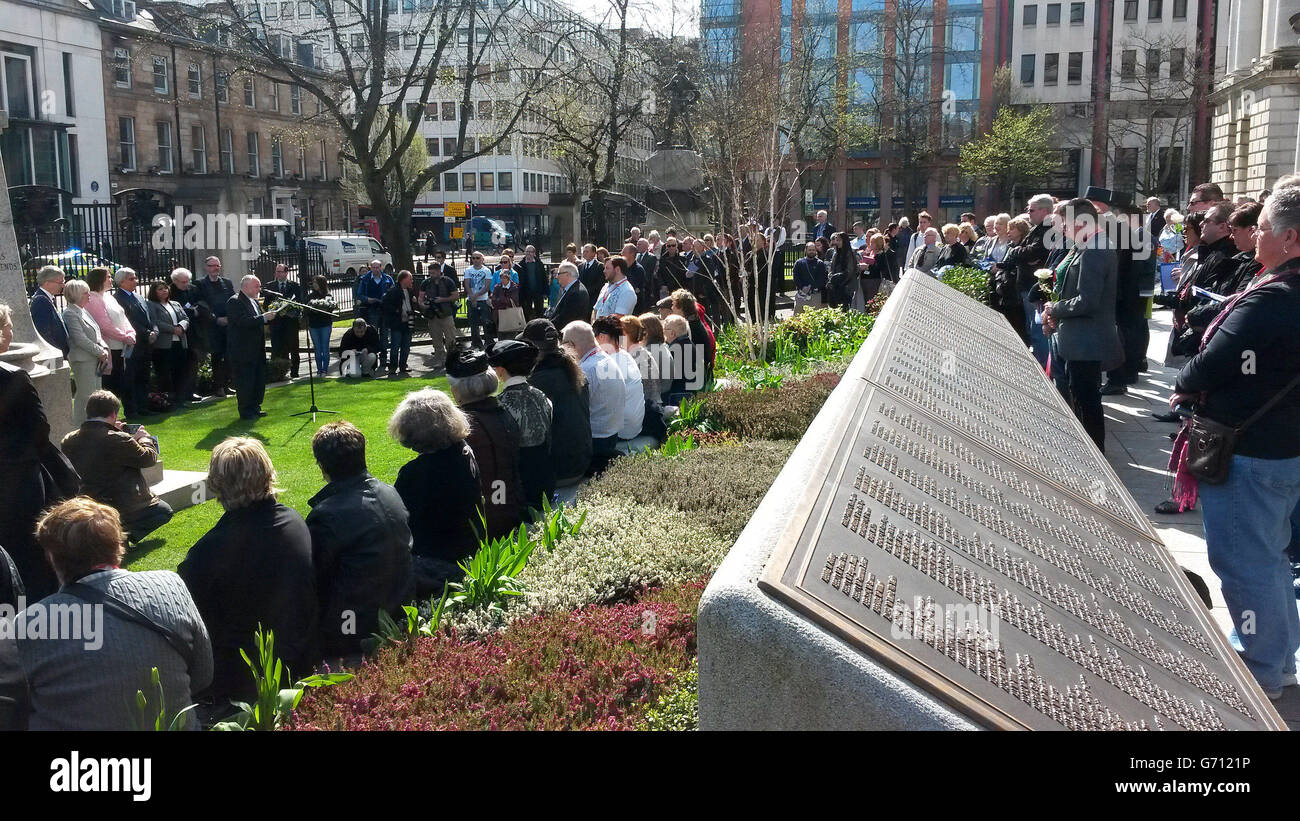 Im Titanic Memorial Garden auf dem Gelände des Belfast City Hall versammeln sich die Verwandten der Verstorbenen, um an den Jahrestag des Untergangs zu erinnern. Stockfoto