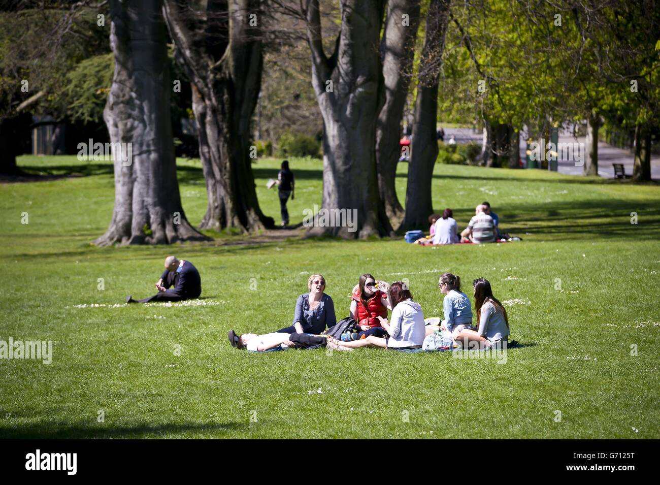 Freunde aus Bath machen ein Picknick im Royal Victoria Park, Bath, da die milden Temperaturen, die die meisten Briten in den letzten Tagen genossen haben, bis in die nächste Woche andauern werden, bevor sie am Karfreitag eintauchen. Stockfoto